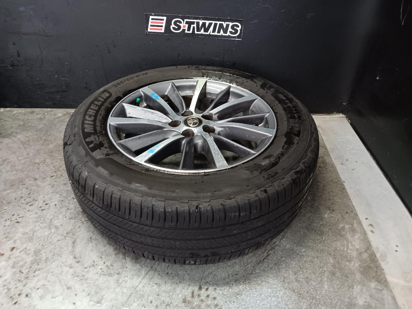 Used auto part listing image: 2017 TOYOTA KLUGER WHEEL MAG FACTORY, 18X7.5IN, GXL, GSU50/GSU55, 11/16-02/21 0000410948