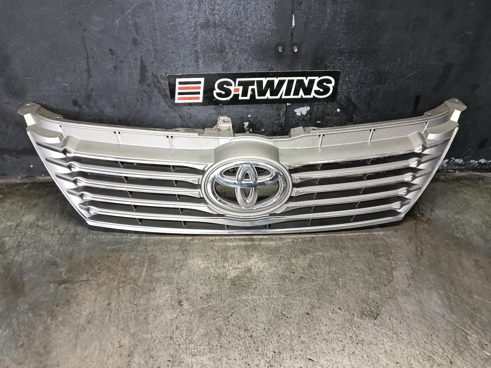 Used auto part listing image: 2013 TOYOTA AURION GRILLE RADIATOR GRILLE, GSV50R, AT-X/PRESARA/PRODIGY, 02/12-04/15 0000411633