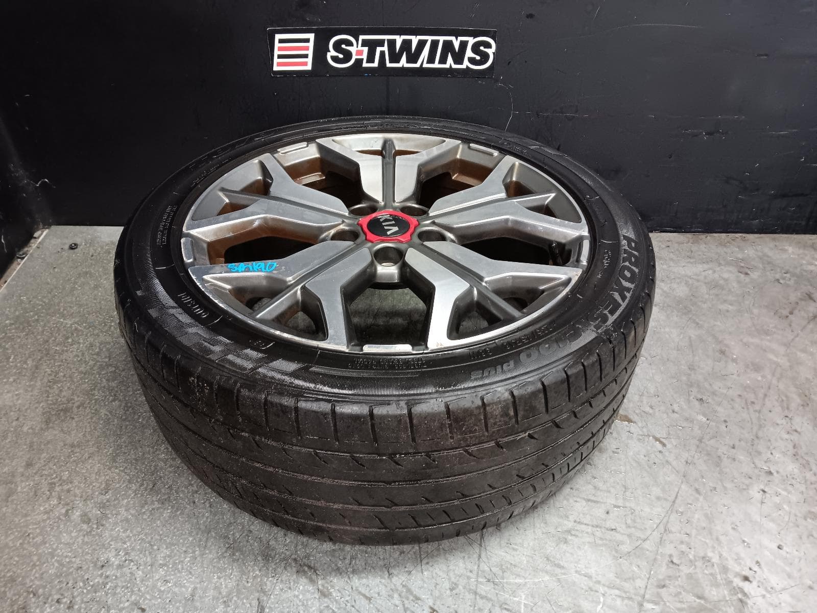 Used auto part listing image: 2019 KIA SELTOS WHEEL MAG FACTORY, 18X7.5IN, 5 Y SPOKE, SP2, 07/19-07/22 0000411707
