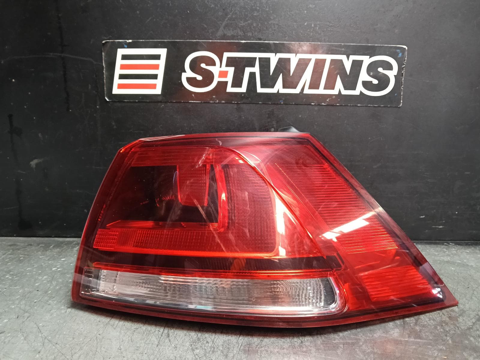 Used auto part listing image: 2014 VOLKSWAGEN GOLF RIGHT TAILLIGHT GEN 7, HATCH, GTi/R-LINE/HIGHLINE, NON LED TYPE, 11/12-03/17 0000411138