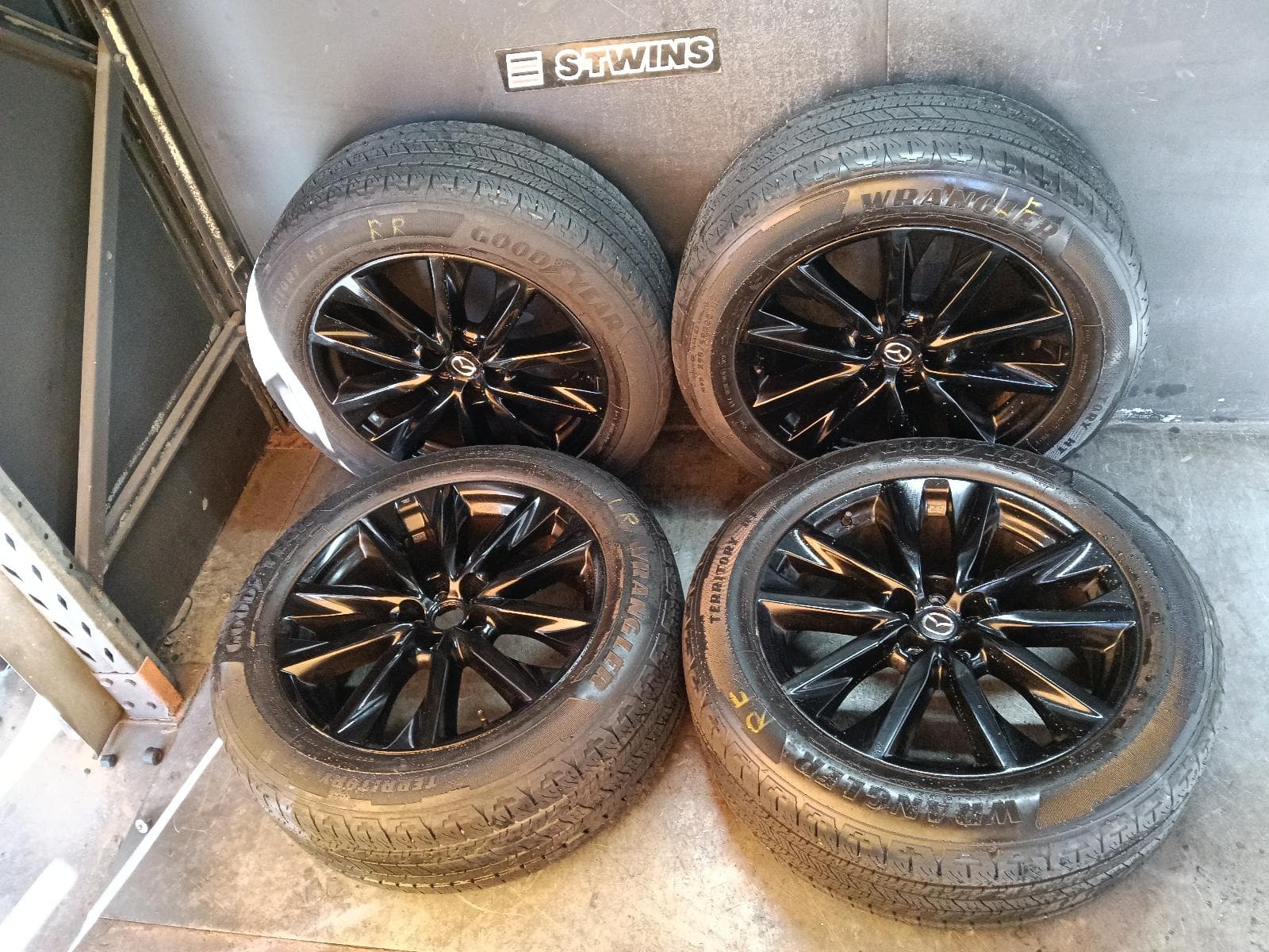 Used auto part listing image: 2016 MAZDA CX9 WHEEL MAG FACTORY, 20X8.5IN, 5 V SPOKE, LIGHT GREY, TC, 07/16-12/24 0000411290