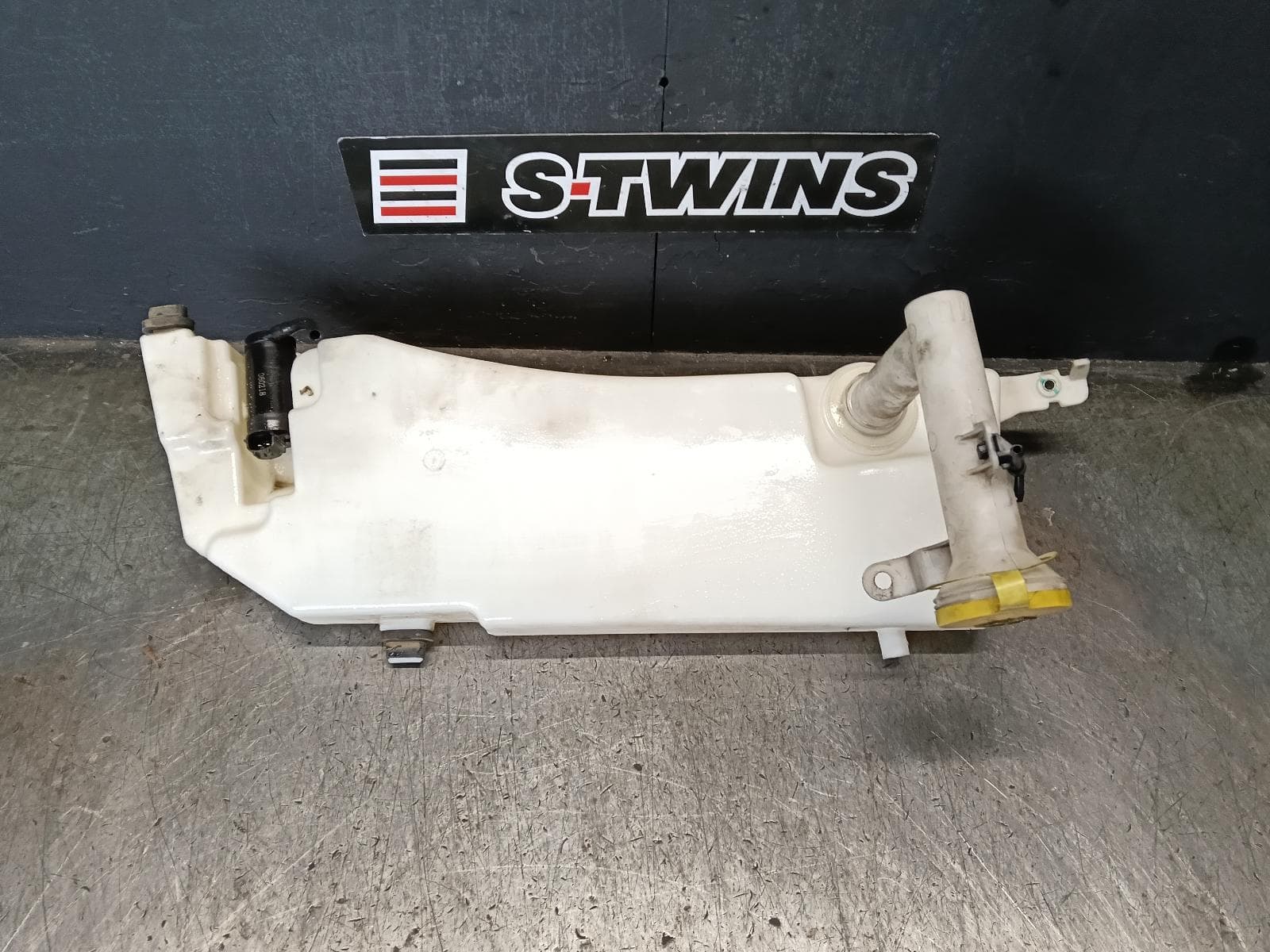 Used auto part listing image: 2019 HOLDEN COLORADO WASHER BOTTLE RG/RG 7, 01/12-12/20 0000413881