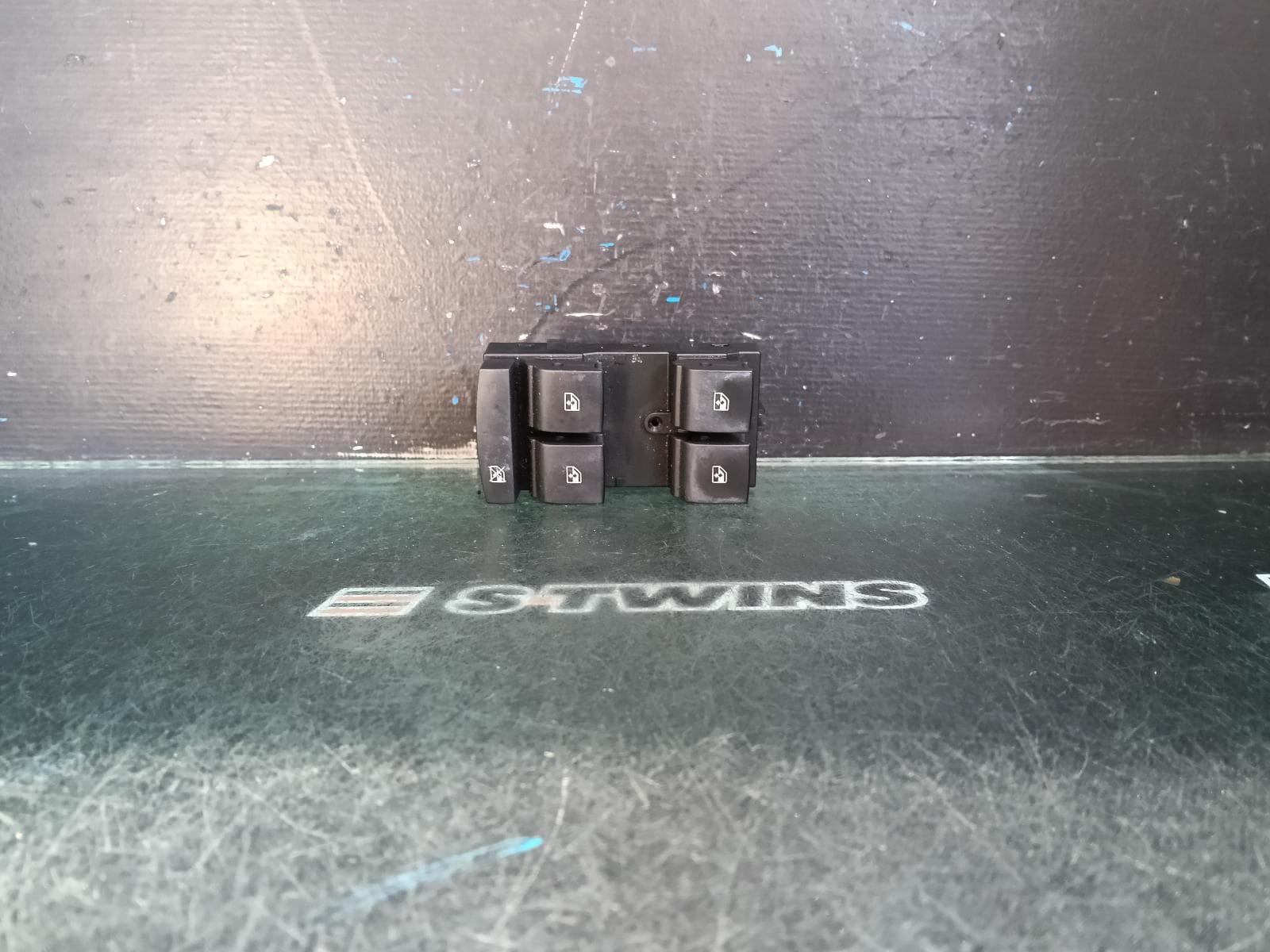 Used auto part listing image: 2019 HOLDEN COLORADO PWR DR WIND SWITCH RH FRONT (MASTER SWITCH), DUAL CAB, RG, 07/16-12/20 0000413886
