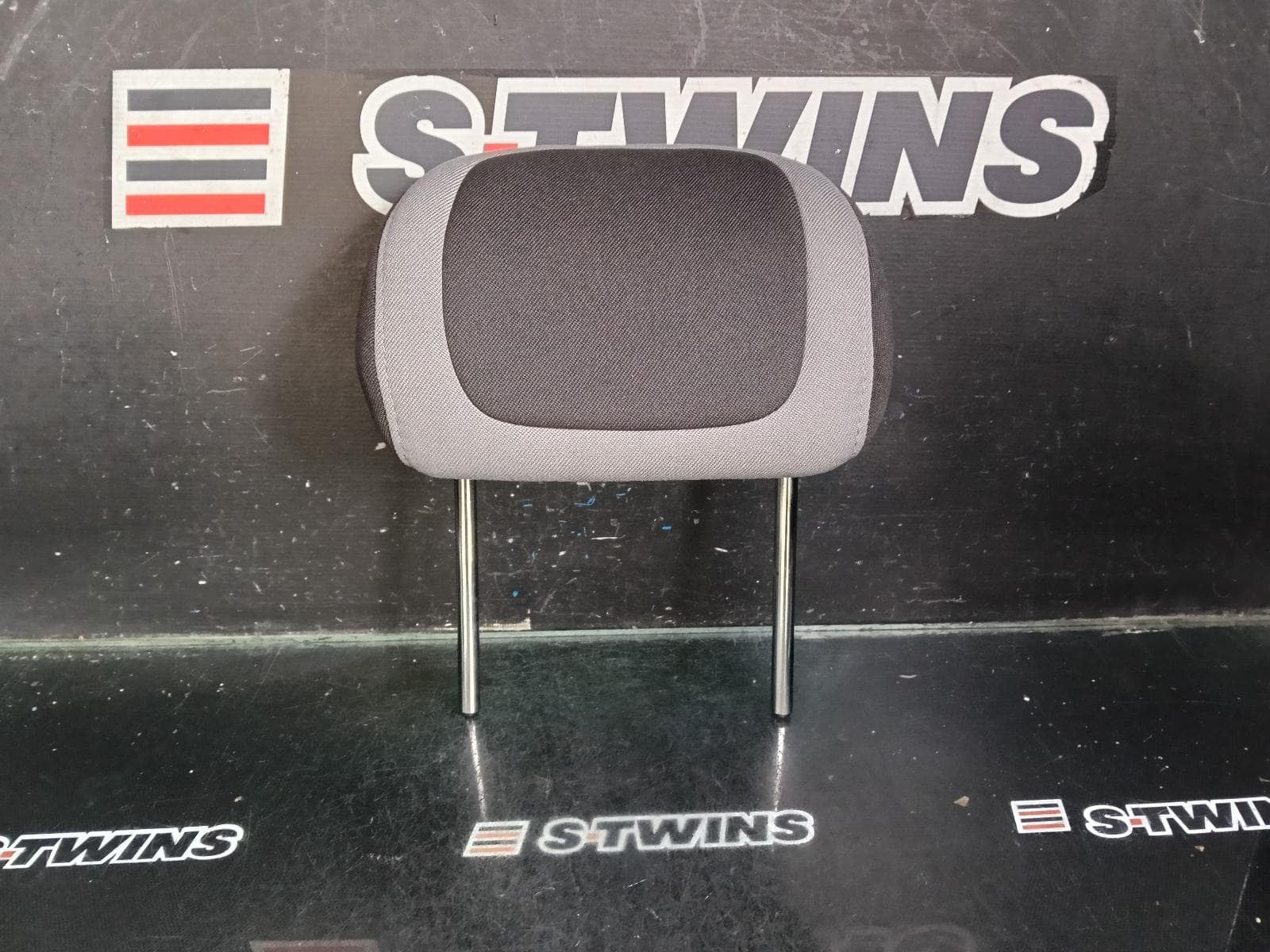 Used auto part listing image: 2019 HOLDEN COLORADO HEADREST CENTRE REAR, CLOTH, BLACK & GREY, RG, 07/16-12/20 0000413894