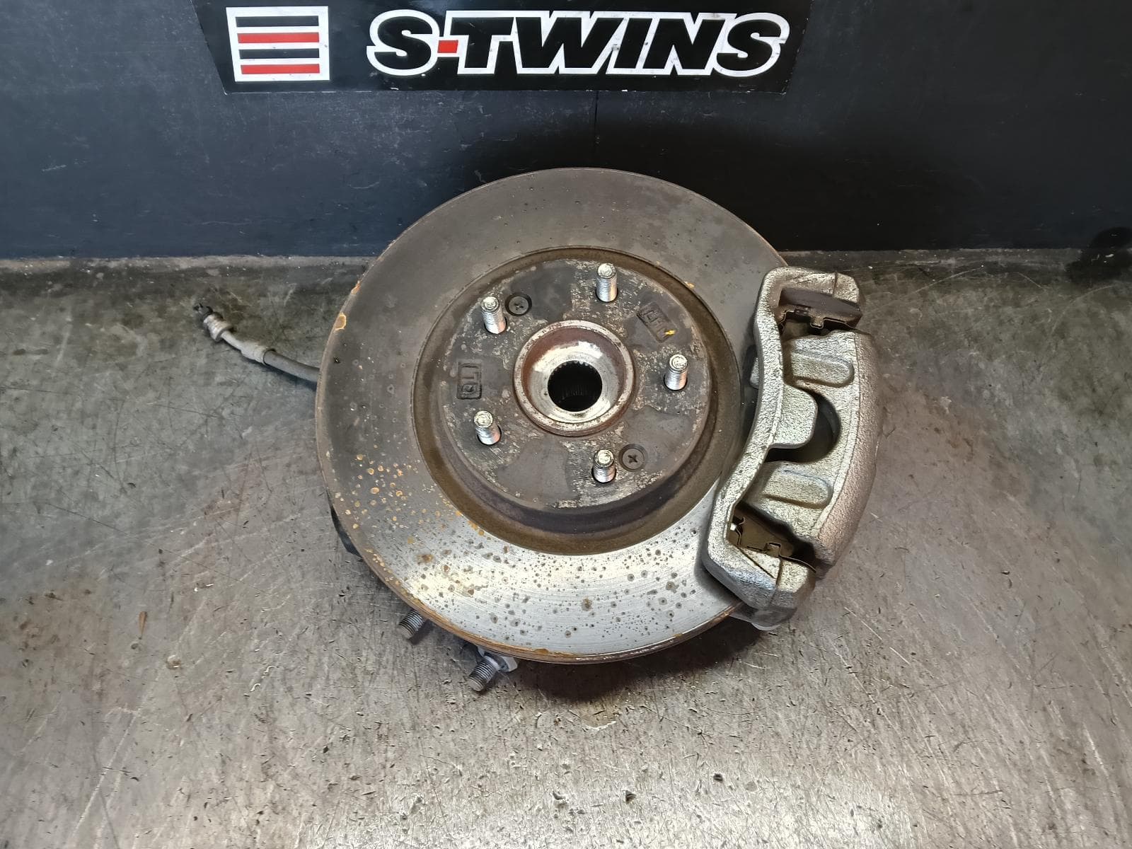 Used auto part listing image: 2016 KIA SPORTAGE RIGHT FRONT HUB ASSEMBLY QL, AWD, 10/15-08/21 0000413926