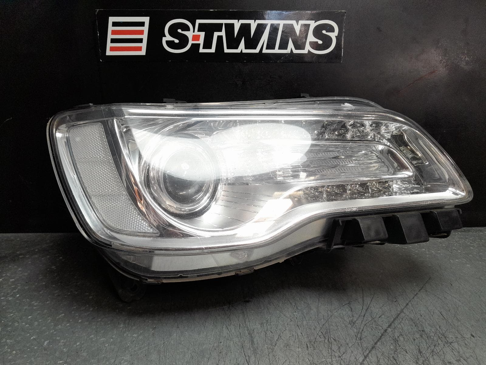 Used auto part listing image: 2015 CHRYSLER 300C RIGHT HEADLAMP LX2, XENON, W/ CHROME BEZEL TYPE, 01/15-12/21 0000373104