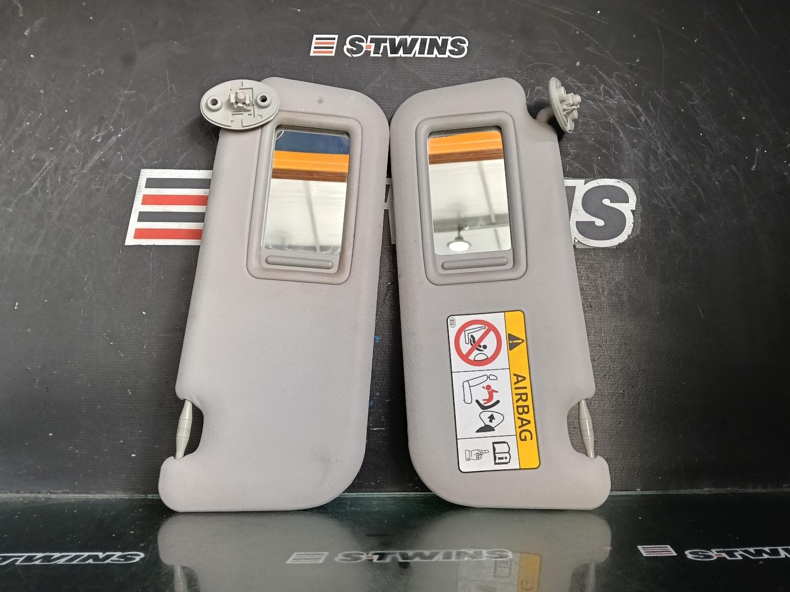 Used auto part listing image: 2017 TOYOTA COROLLA SUNVISOR ZRE182R/ZWE186R, PAIR, 08/12-06/18 0000411692