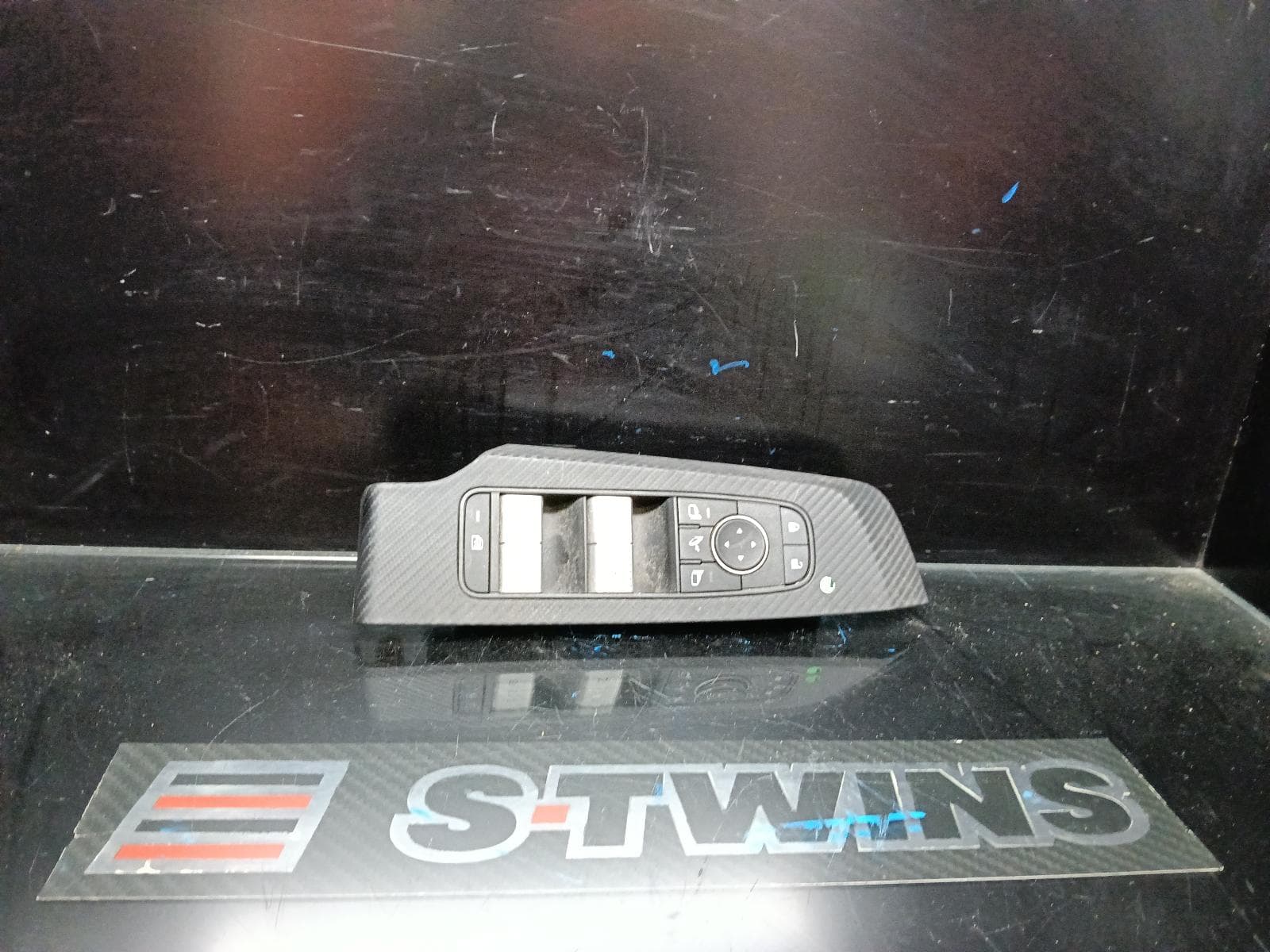 Used auto part listing image: 2022 MITSUBISHI OUTLANDER PWR DR WIND SWITCH RH FRONT (MASTER SWITCH), W/ AUTO FOLD, AUTO TYPE (FRONT & REAR SIDES), ZM, 08/21- 0000411412
