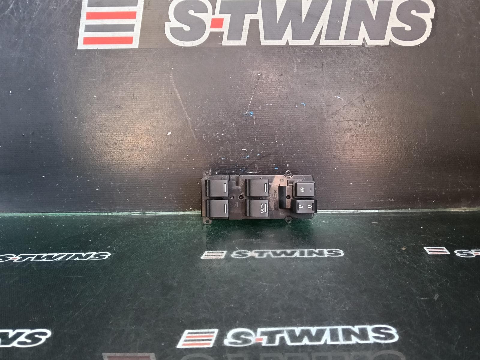 Used auto part listing image: 2016 HONDA CRV PWR DR WIND SWITCH RH FRONT (MASTER SWITCH), AUTO DOWN RHF ONLY, RM, 11/14-04/17 0000412883