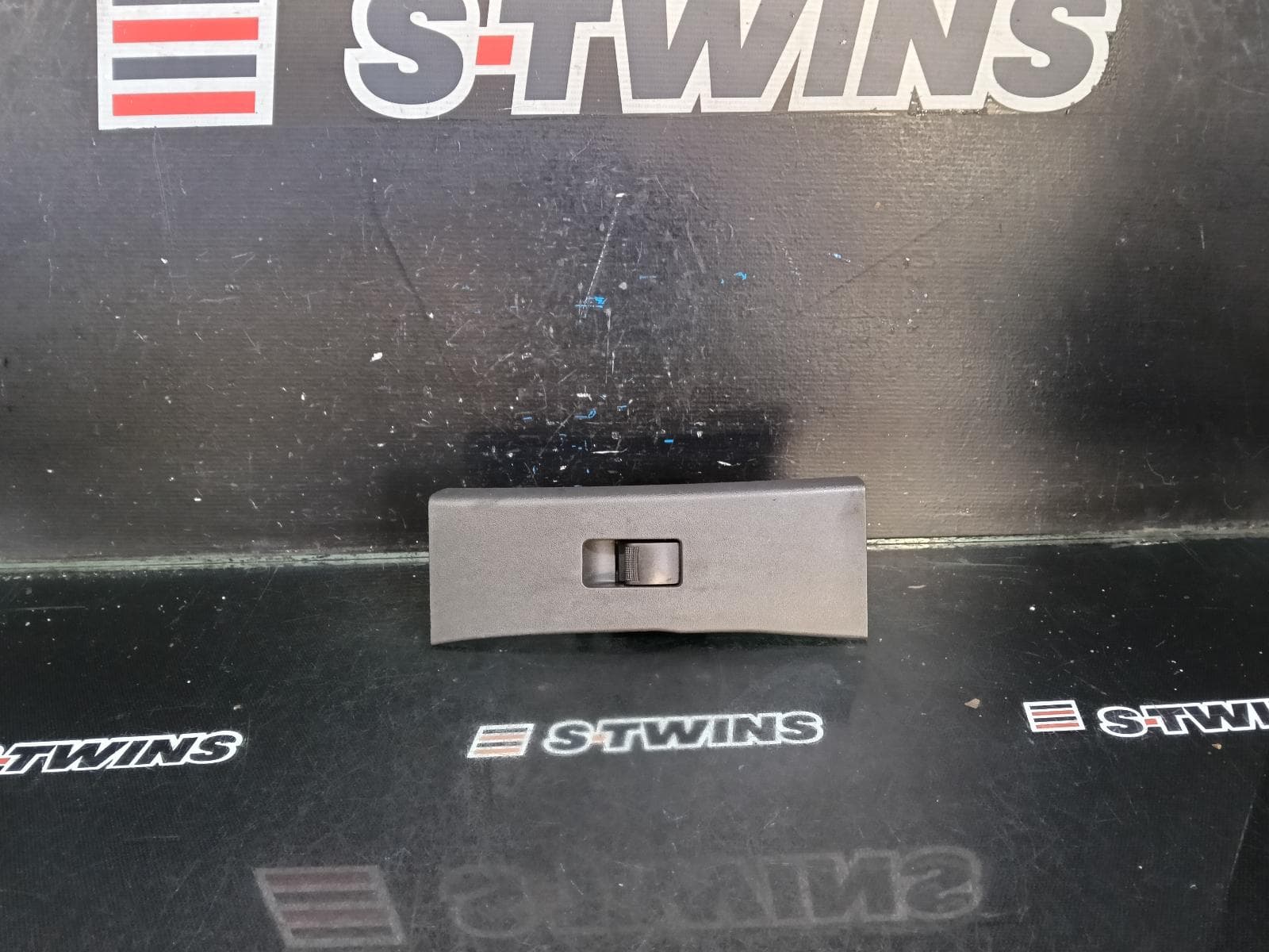 Used auto part listing image: 2013 HOLDEN COLORADO PWR DR WIND SWITCH LH FRONT, RG/RG 7, 01/12-06/16 0000412368