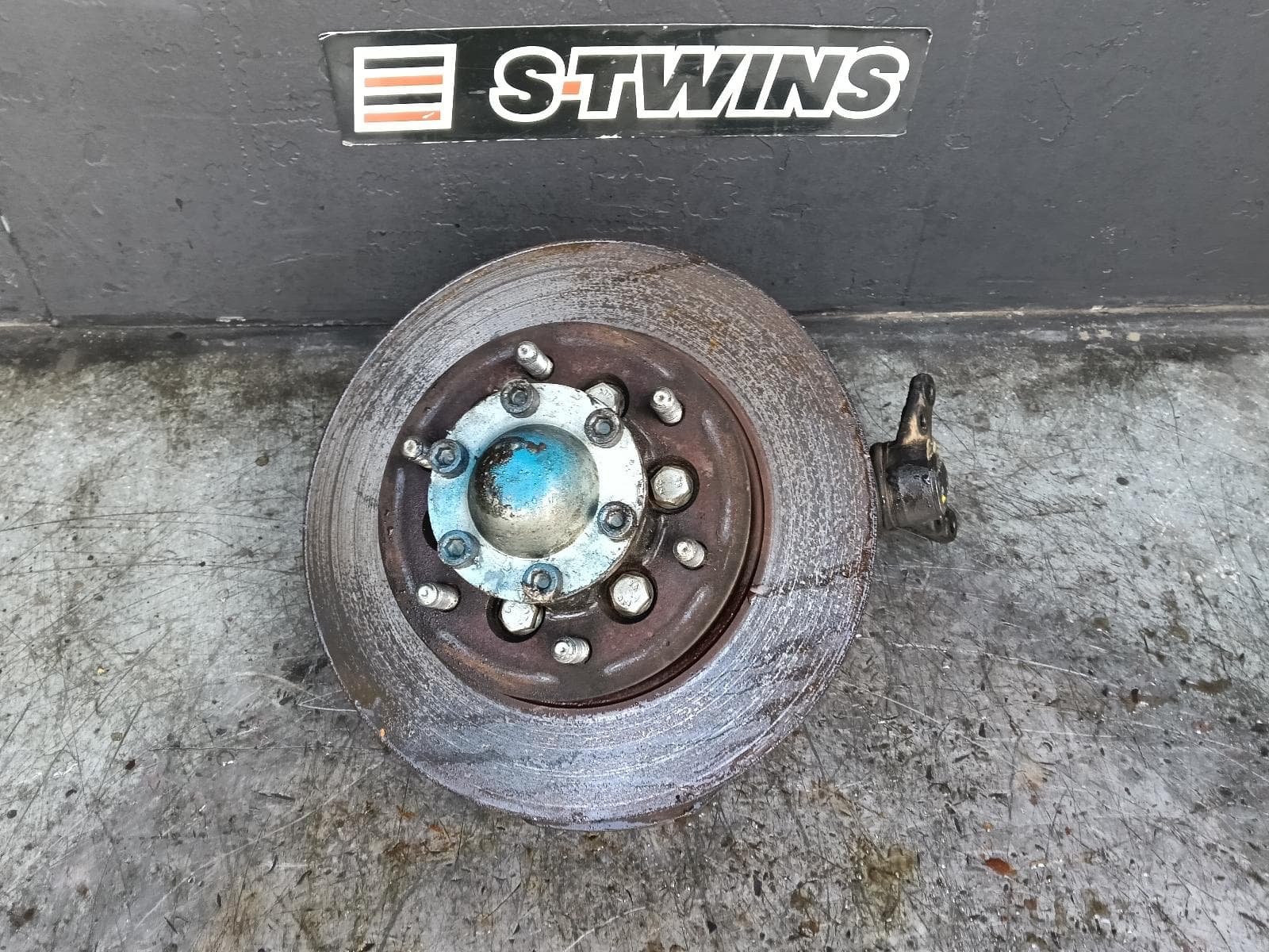 Used auto part listing image: 2013 HOLDEN COLORADO RIGHT FRONT HUB ASSEMBLY RG, 4WD, ABS TYPE, 01/12-06/16 0000412373