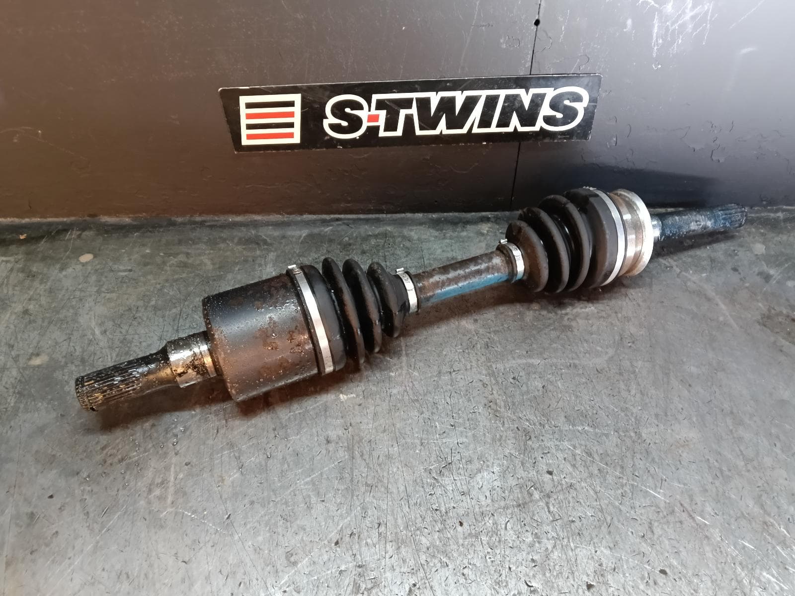 Used auto part listing image: 2013 HOLDEN COLORADO RIGHT DRIVESHAFT RG, UTE, CLIP TYPE, 01/12-06/16 0000412376