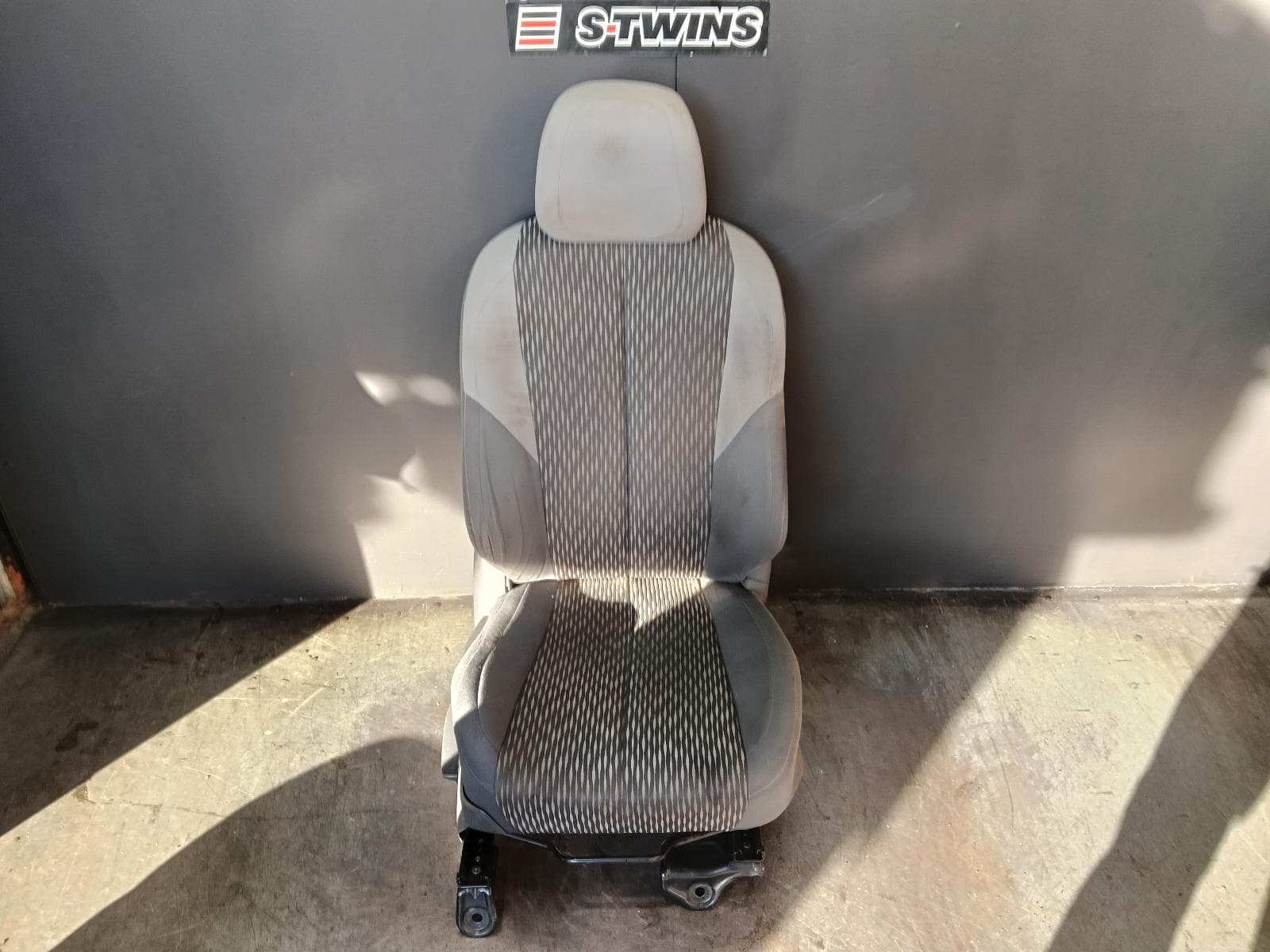 Used auto part listing image: 2013 HOLDEN COLORADO FRONT SEAT RG, RH FRONT, CLOTH, GREY, LX/LT, NON AIRBAG, W/ HEIGHT ADJUSTER TYPE, 01/12-09/13 0000412384