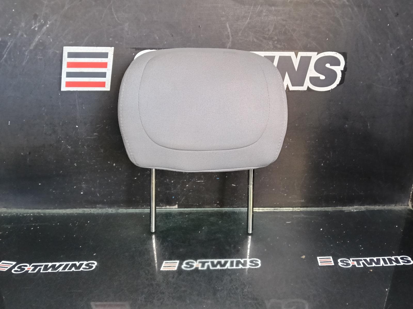 Used auto part listing image: 2013 HOLDEN COLORADO HEADREST RH REAR, CLOTH, GREY, W/ VISIBLE STITCHING TYPE, RG, 01/12-07/16 0000412385
