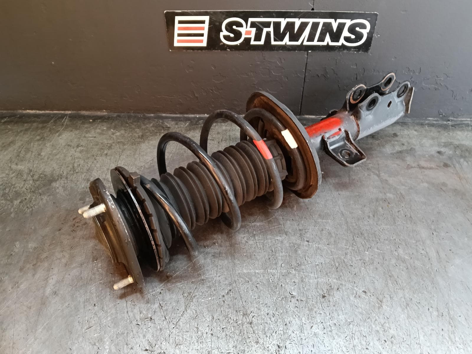 Used auto part listing image: 2015 TOYOTA COROLLA LEFT FRONT STRUT ZRE182R, 08/12-03/15 0000411990
