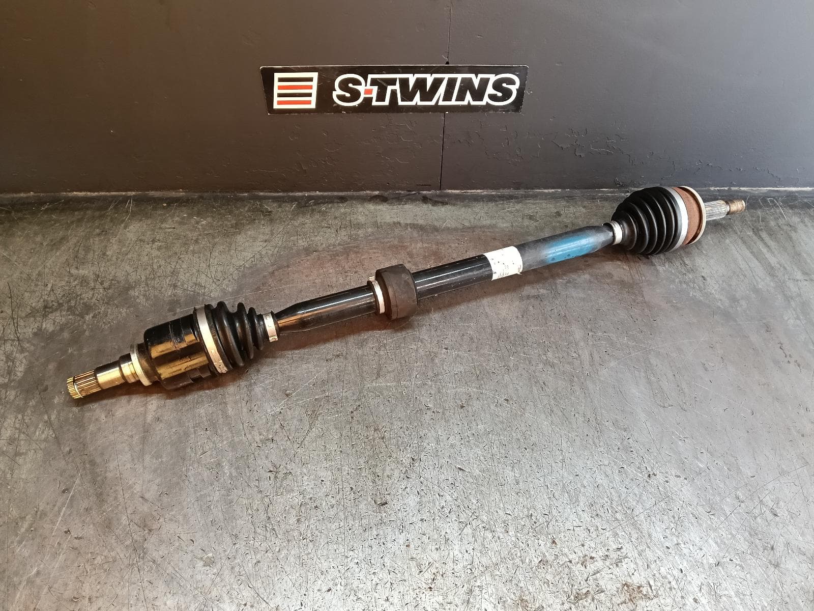 Used auto part listing image: 2015 TOYOTA COROLLA RIGHT DRIVESHAFT ZRE182R, HATCH, NON HYBRID, AUTO/MANUAL T/M, 03/15-06/18 0000411991