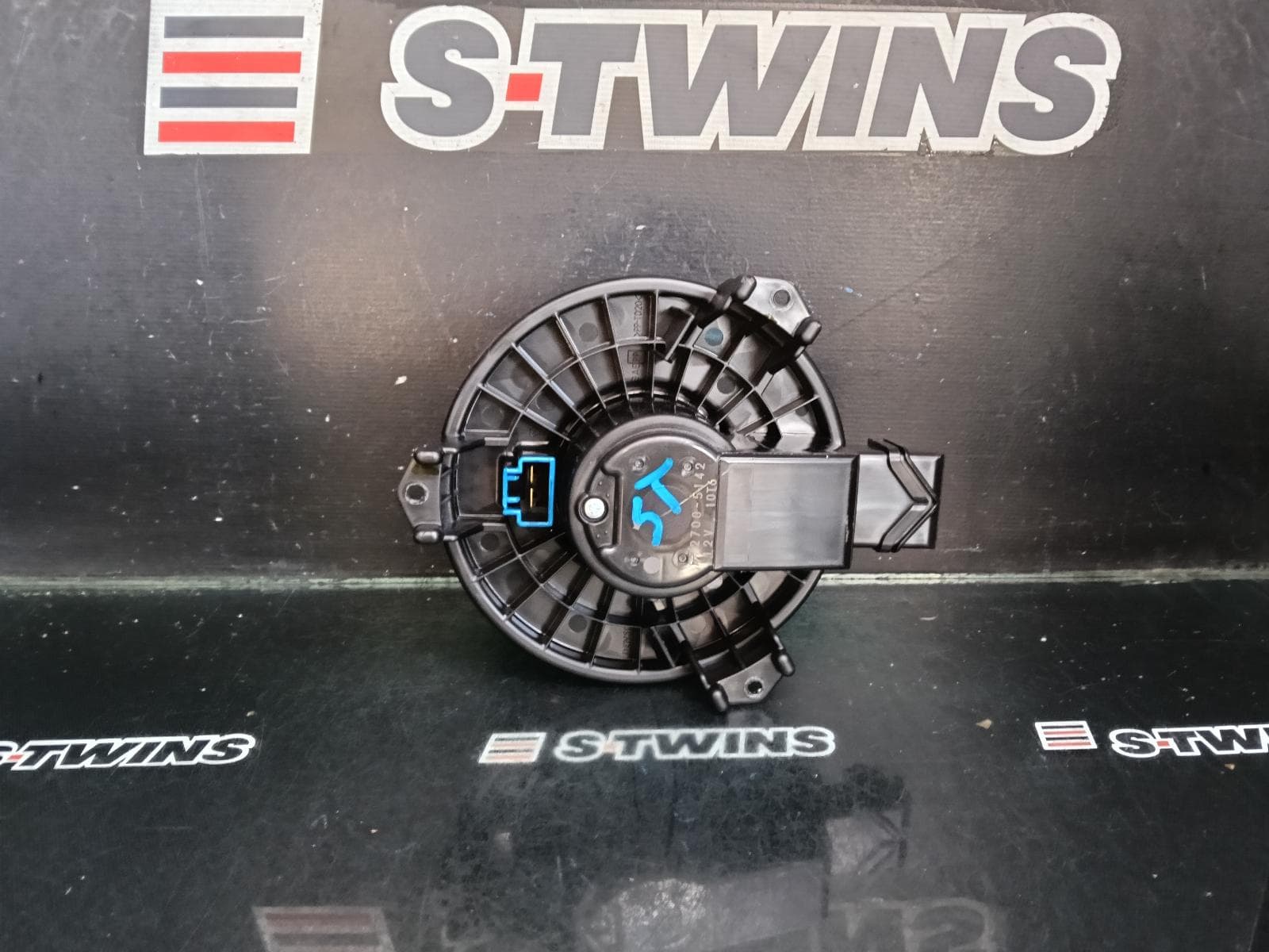 Used auto part listing image: 2015 TOYOTA COROLLA HEATER FAN MOTOR ZRE182R, NON CLIMATE CONTROL TYPE, 08/12-06/18 0000411992