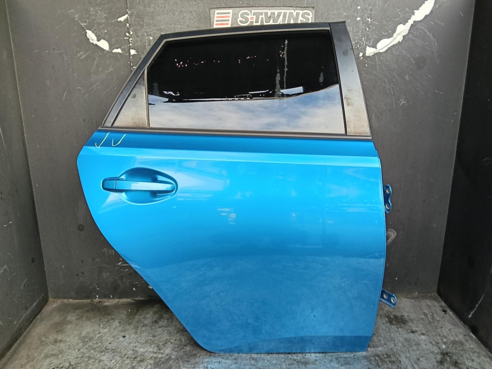 Used auto part listing image: 2015 TOYOTA COROLLA RIGHT REAR DOOR SLIDING ZRE182R/ZWE186R, HATCH, 08/12-06/18 0000411840