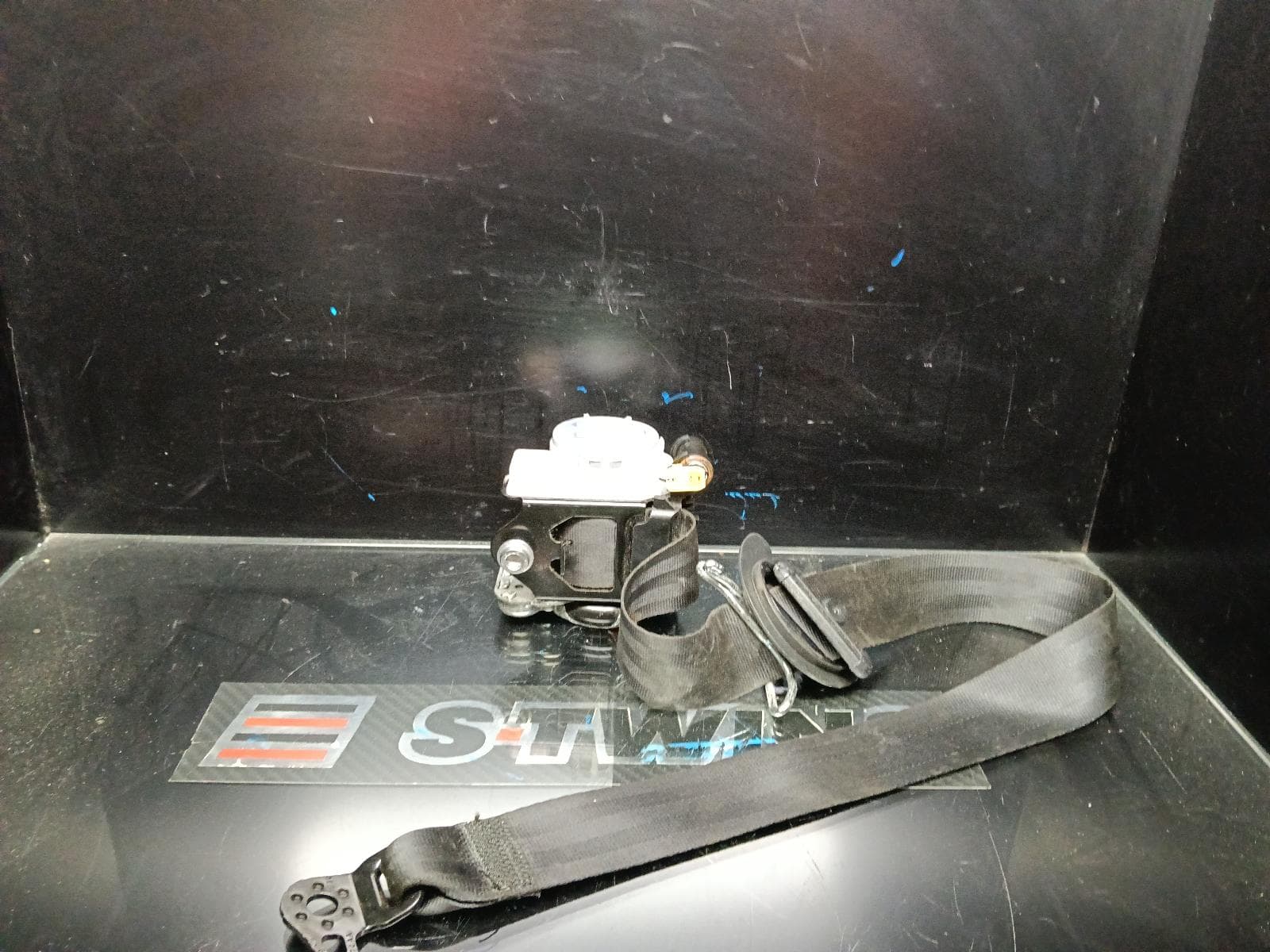 Used auto part listing image: 2016 VOLKSWAGEN TIGUAN SEAT BELT STALK RH FRONT, SEAT BELT ONLY, 5NA, 06/16-02/24 0000411895