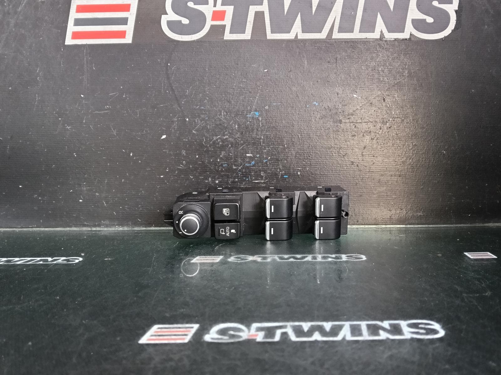 Used auto part listing image: 2019 MAZDA CX5 PWR DR WIND SWITCH RH FRONT (MASTER SWITCH), W/ AUTO FOLD TYPE, W/ CHROME INSERT, KF, 02/17-03/26 0000412626
