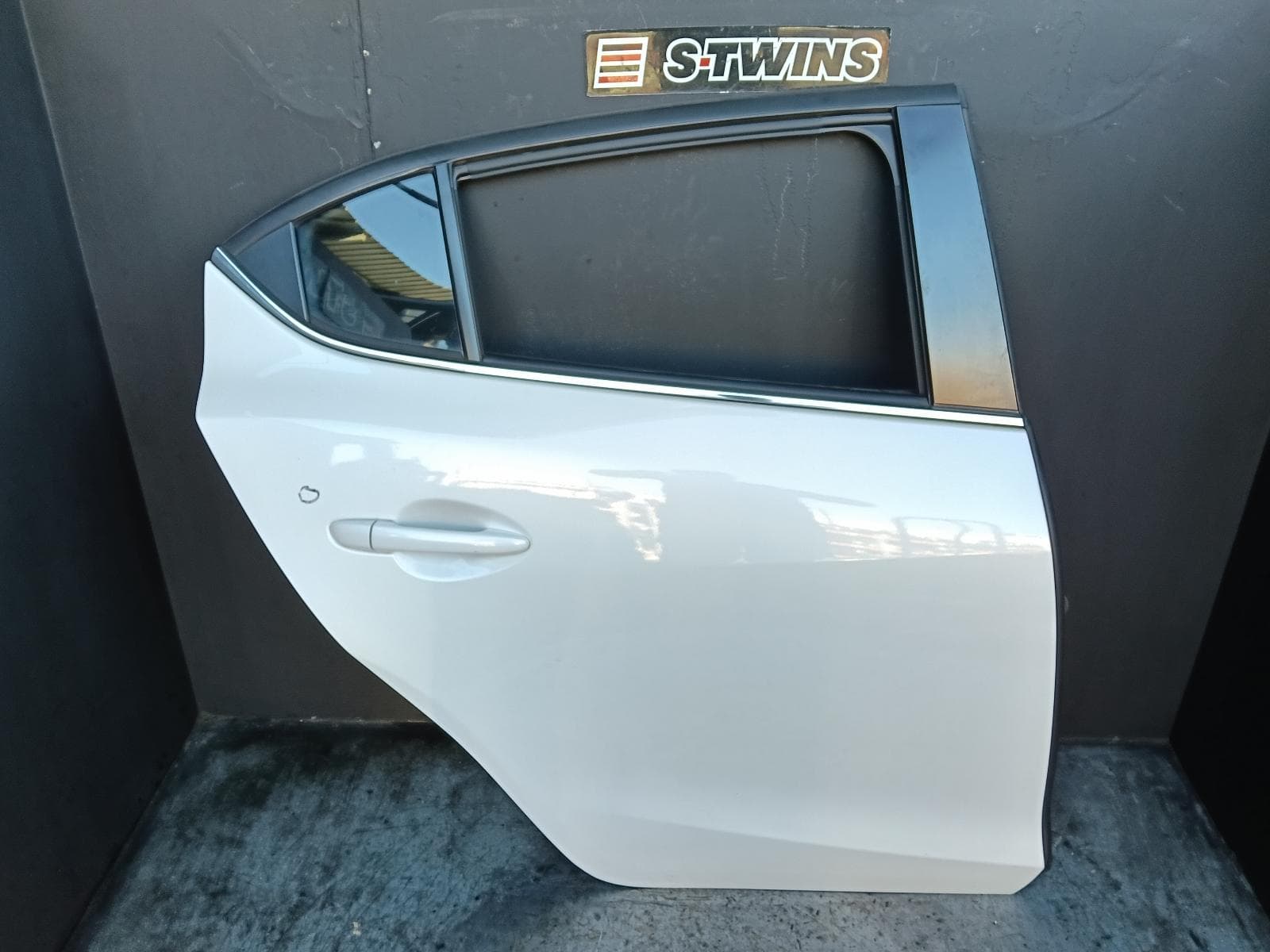 Used auto part listing image: 2015 MAZDA 3 RIGHT REAR DOOR SLIDING BM-BN, SEDAN/HATCH, 11/13-02/19 0000412586
