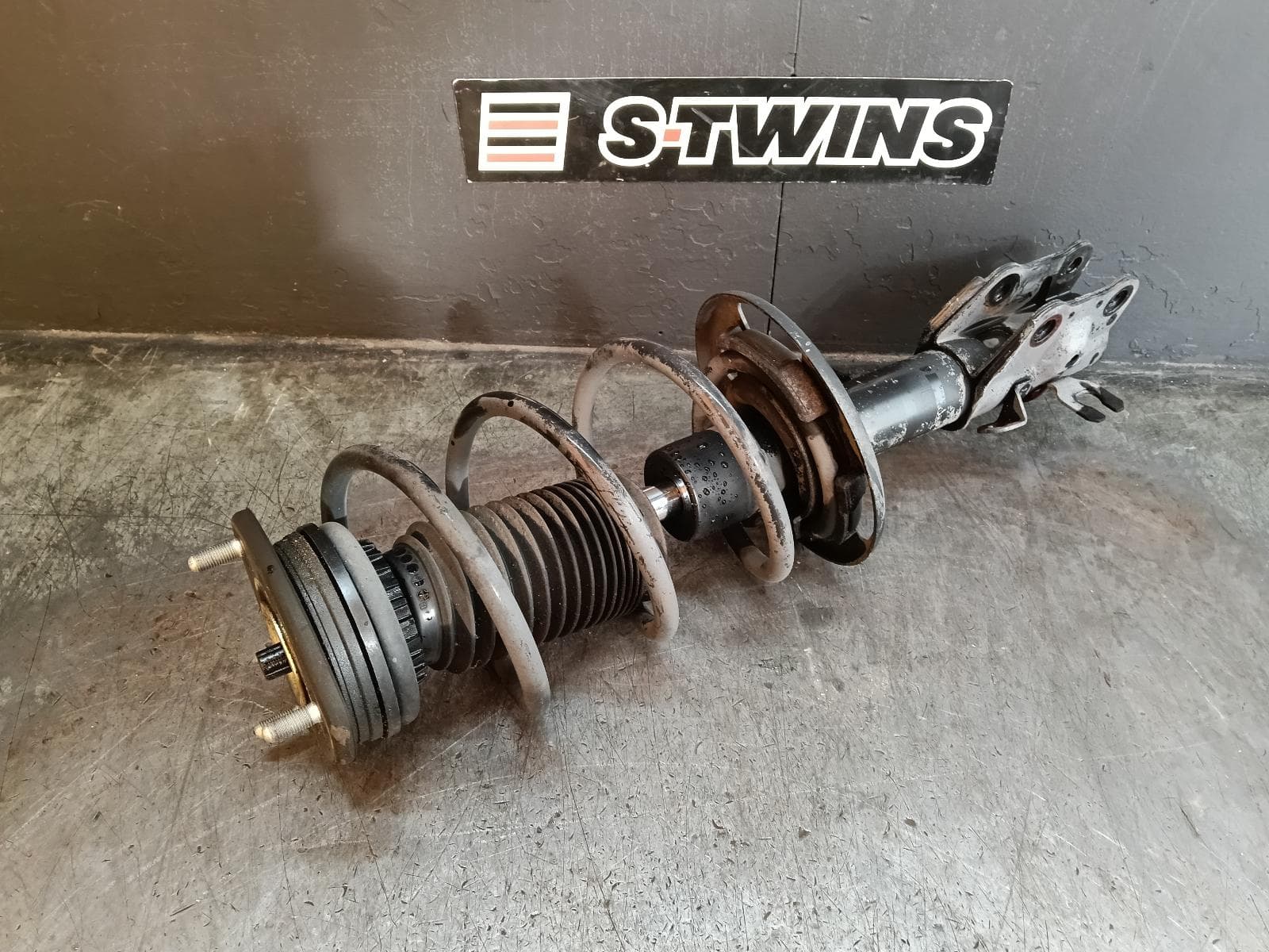 Used auto part listing image: 2015 MAZDA 3 LEFT FRONT STRUT 2.5, PETROL, BM, 06/13-05/16 0000412910