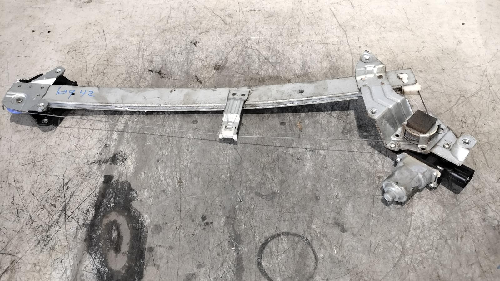 Used auto part listing image: 2017 SUBARU FORESTER RIGHT FRONT WINDOW REG MOTOR SJ, W/ AUTO UP/DOWN TYPE, 12/12-08/18 0000412255
