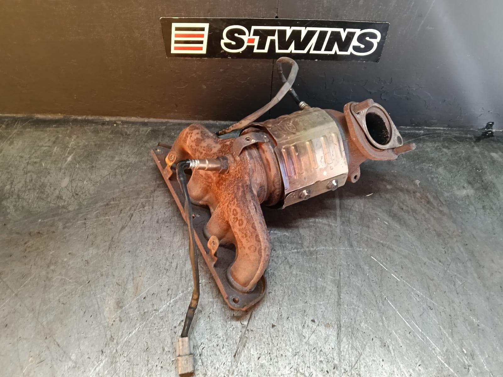 Used auto part listing image: 2014 HYUNDAI I30 CATALYTIC CONVERTER MANIFOLD-CAT TYPE, 1.8, PETROL, GD, 02/13-02/17 0000413192