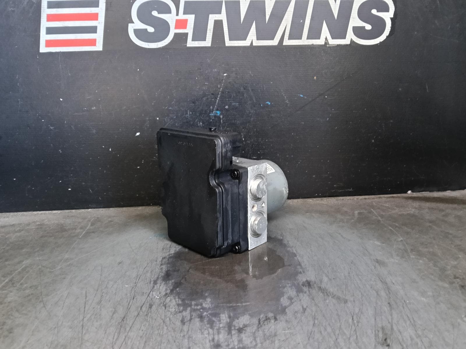 Used auto part listing image: 2015 HYUNDAI I30 ABS PUMP MODULATOR GD, 5DR HATCH, 03/12-04/17 0000413368