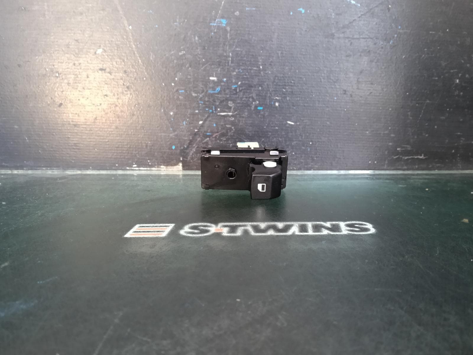 Used auto part listing image: 2020 KIA CERATO PWR DR WIND SWITCH LH FRONT, BD, SEDAN/HATCH, 04/18-09/24 0000412983