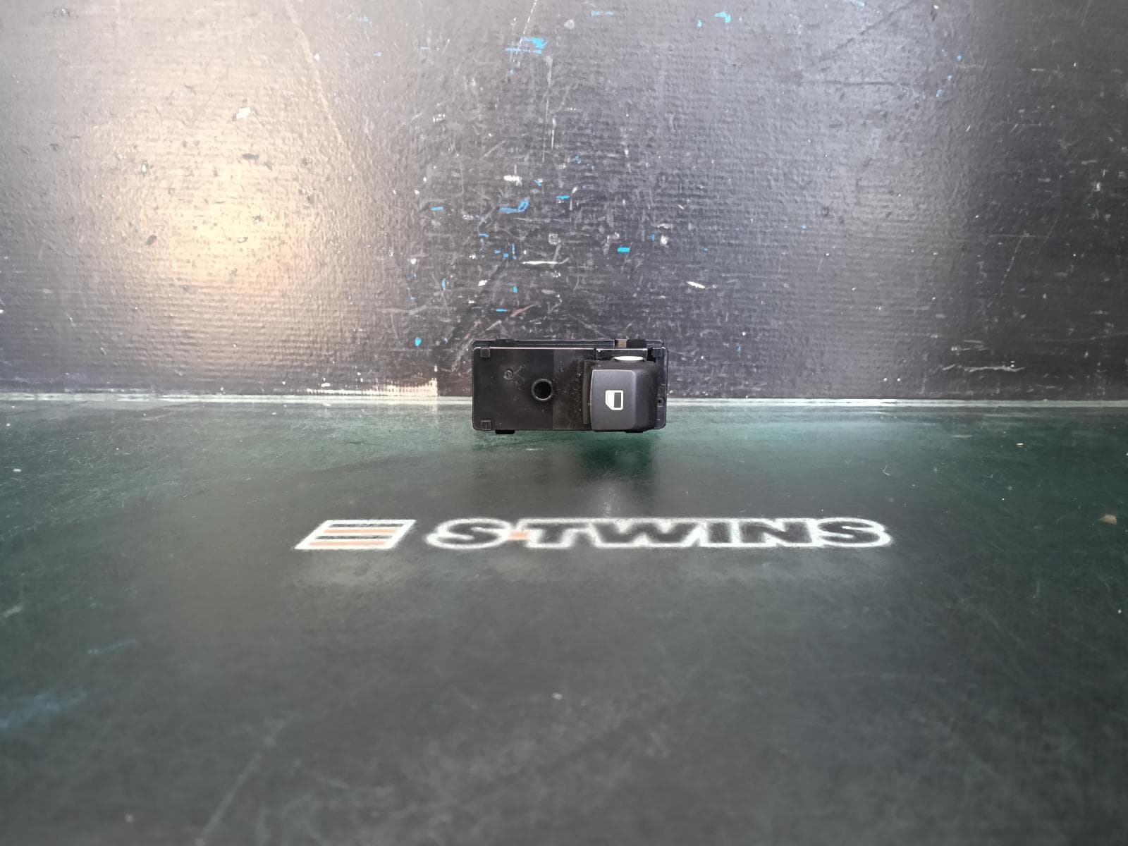 Used auto part listing image: 2020 KIA CERATO PWR DR WIND SWITCH LH REAR, BD, SEDAN/HATCH, 04/18-09/24 0000412984