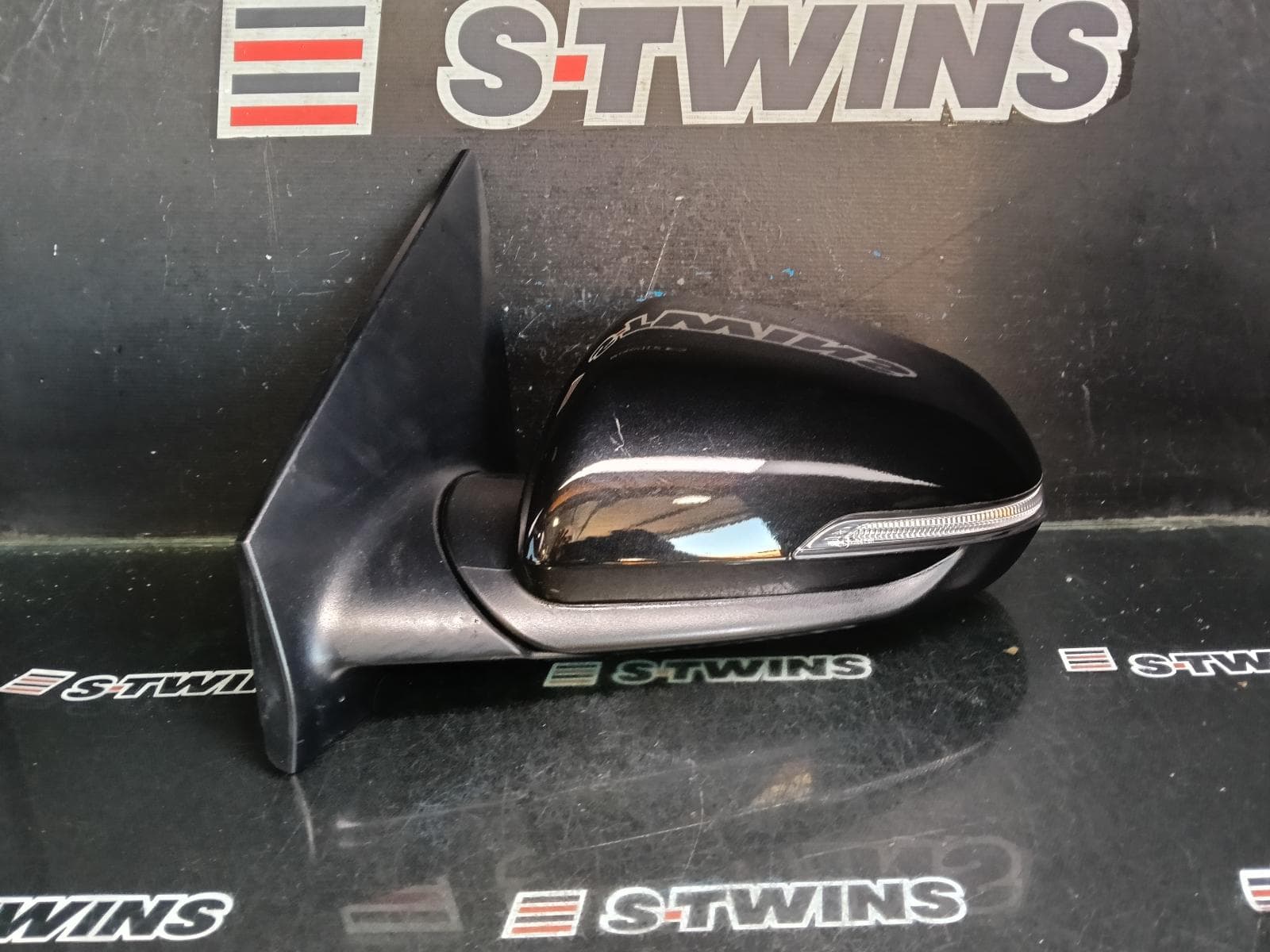 Used auto part listing image: 2021 KIA RIO LEFT DOOR MIRROR YB, HEATED, POWER FOLD, W/ INDICATOR TYPE, HIGH GLOSS BLACK, BSD TYPE (10 PIN), 12/16-06/23 0000413421