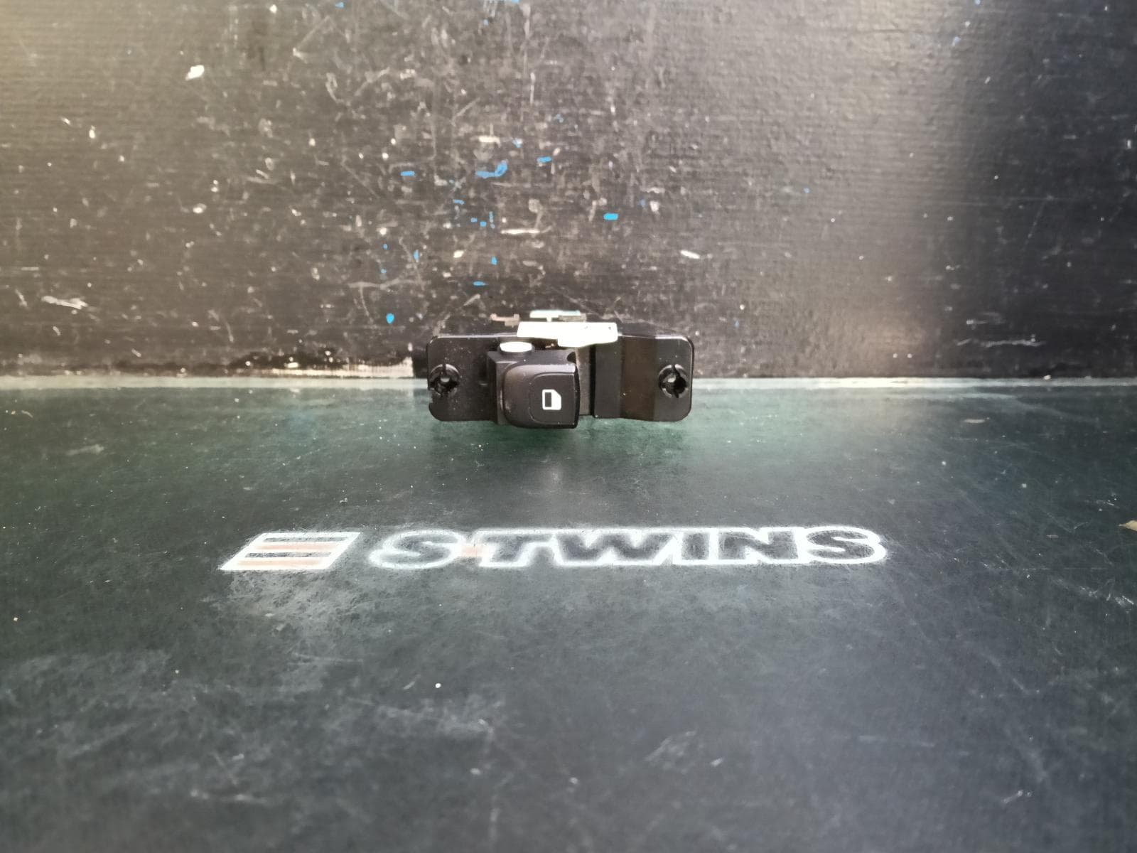 Used auto part listing image: 2021 KIA RIO PWR DR WIND SWITCH LH REAR, YB, 12/16-06/23 0000413426