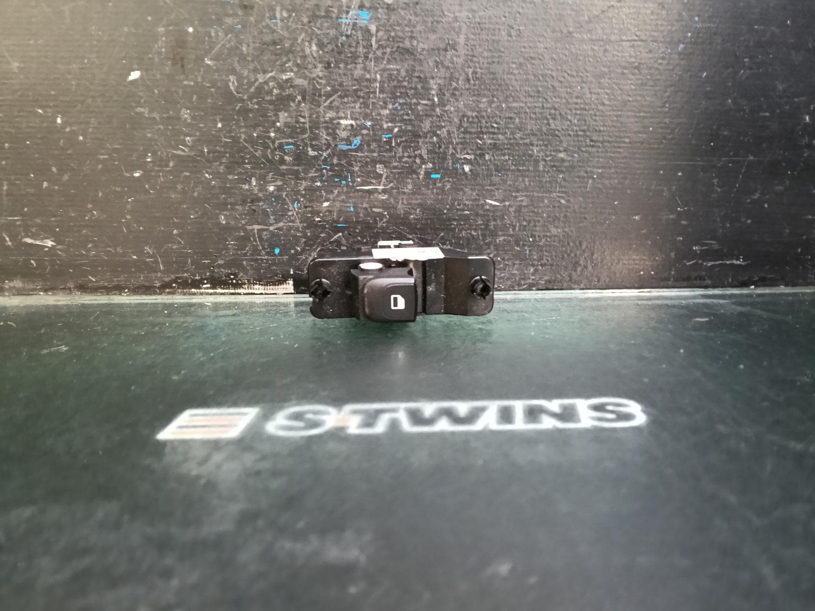 Used auto part listing image: 2021 KIA RIO PWR DR WIND SWITCH RH REAR, YB, 12/16-06/23 0000413429