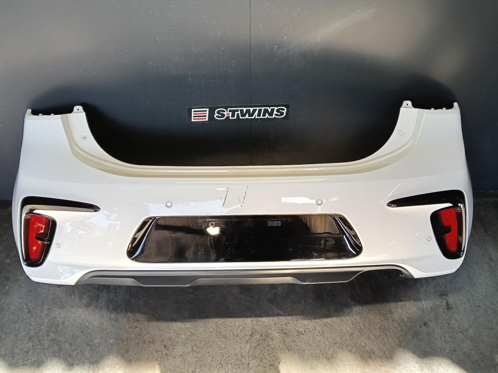Used auto part listing image: 2021 KIA RIO REAR BUMPER YB, BUMPER BAR, GT-LINE, 06/18-06/23 0000413434