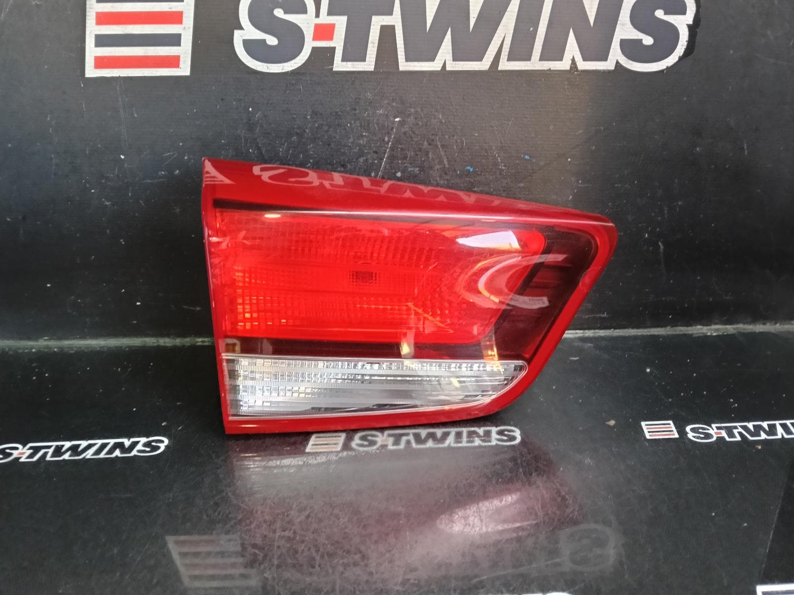 Used auto part listing image: 2021 KIA RIO REAR GARNISH YB, TAILGATE LAMP (LH SIDE), HALOGEN TYPE, 12/16-06/23 0000413436