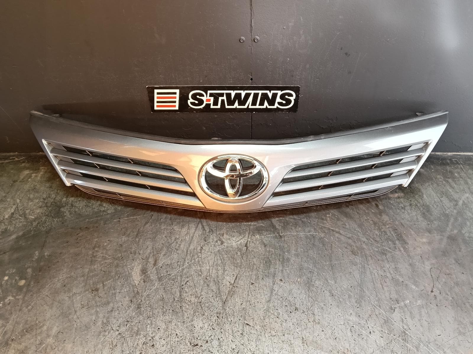 Used auto part listing image: 2012 TOYOTA CAMRY GRILLE RADIATOR GRILLE, ASV50, ALTISE, 3 LOUVRE TYPE, 11/11-03/15 0000413004