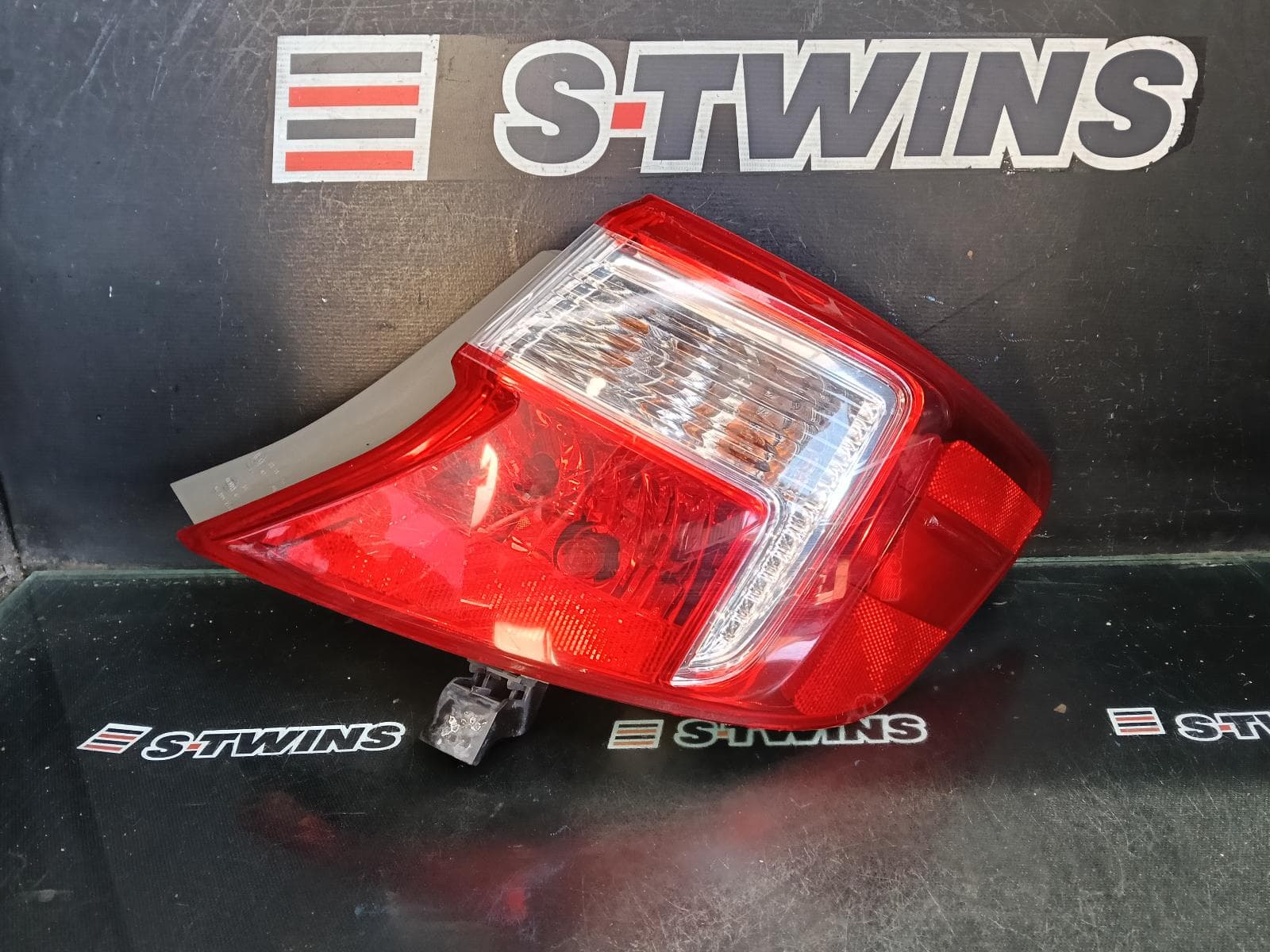 Used auto part listing image: 2012 TOYOTA CAMRY RIGHT TAILLIGHT ASV50, IN BODY, NON LED TYPE, 11/11-03/15 0000413011
