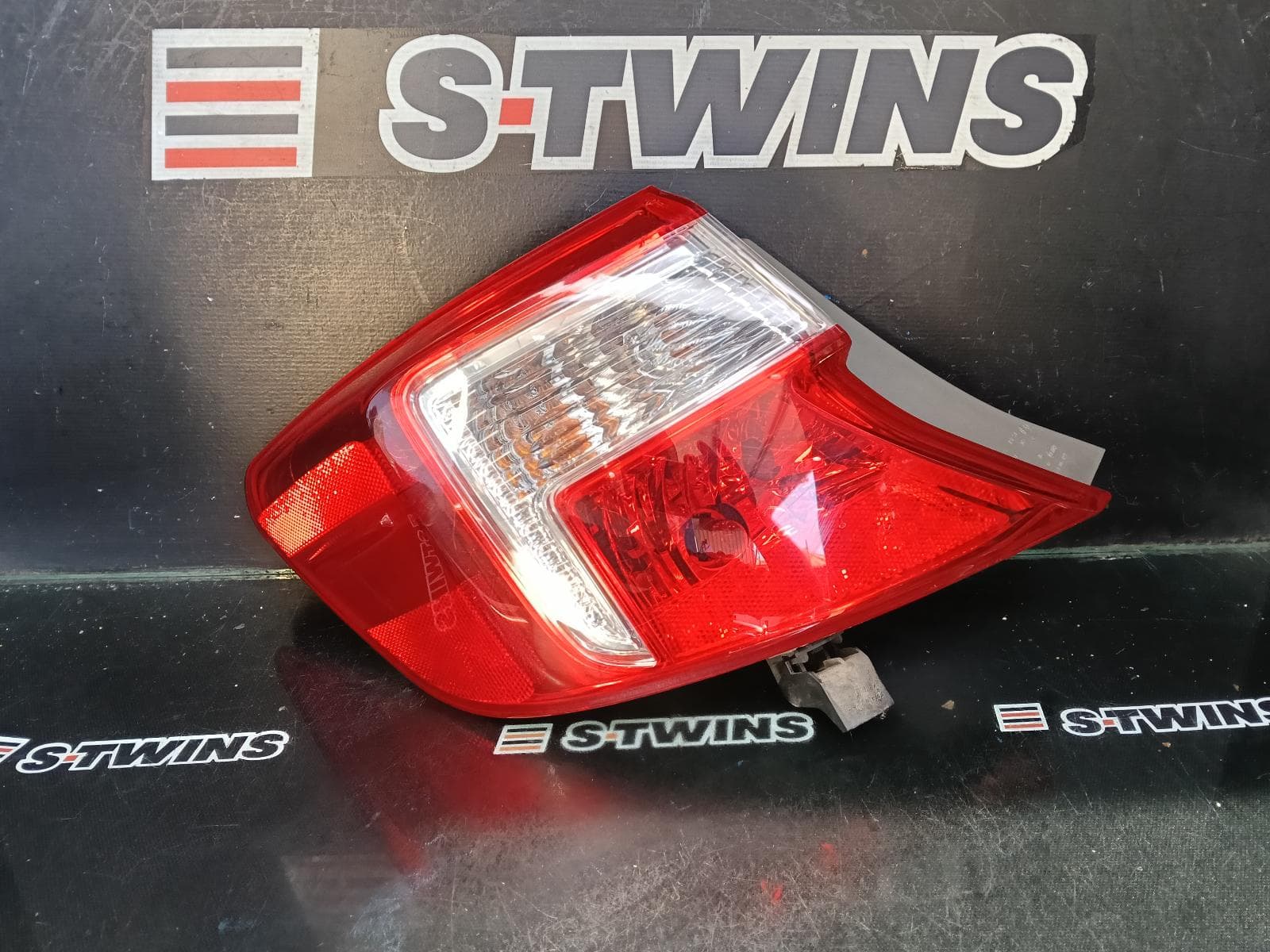 Used auto part listing image: 2012 TOYOTA CAMRY LEFT TAILLIGHT ASV50, IN BODY, NON LED TYPE, 11/11-03/15 0000413012