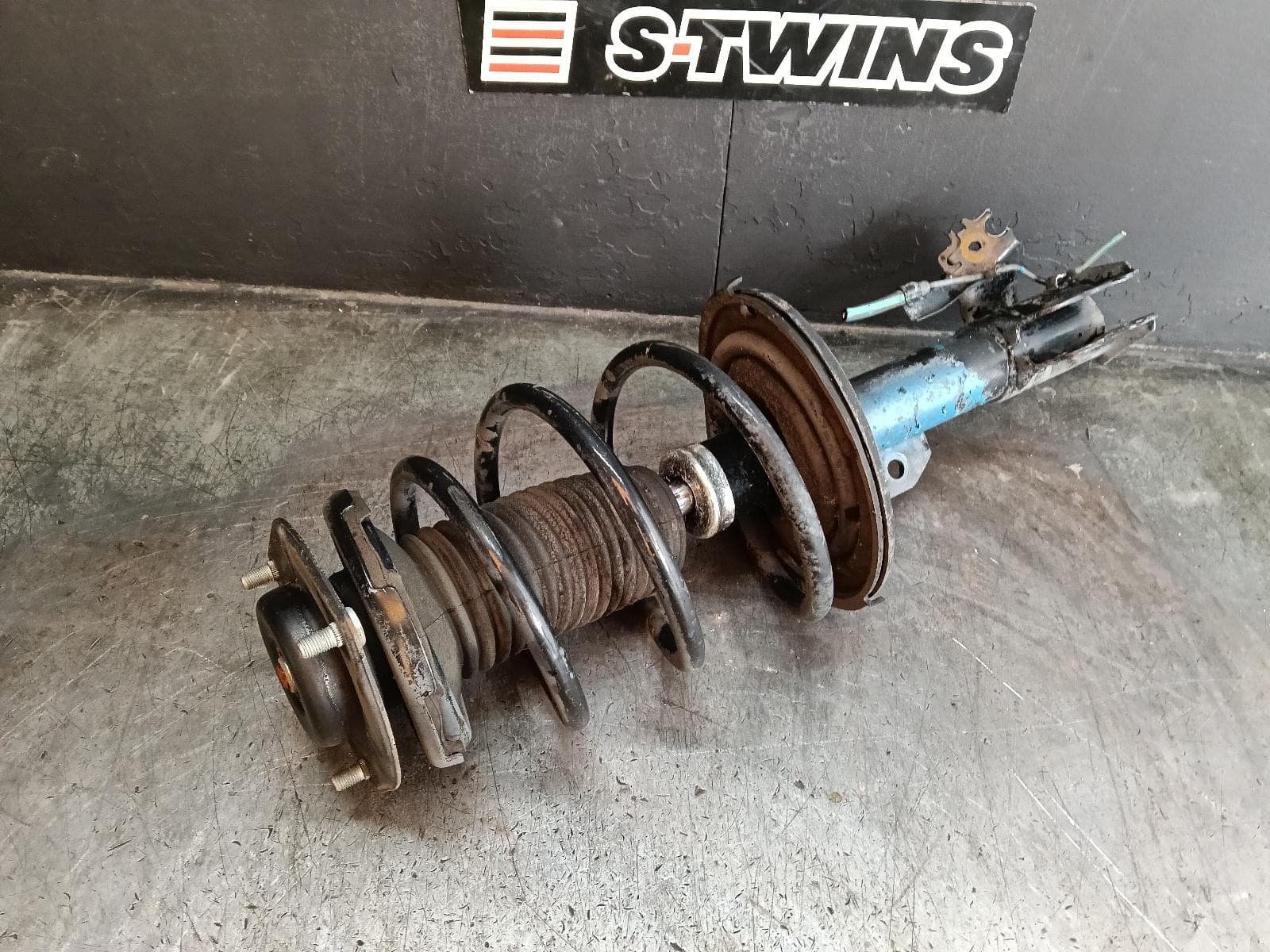 Used auto part listing image: 2012 TOYOTA CAMRY RIGHT FRONT STRUT ASV50, NON HYBRID TYPE, 11/11-05/15 0000413021