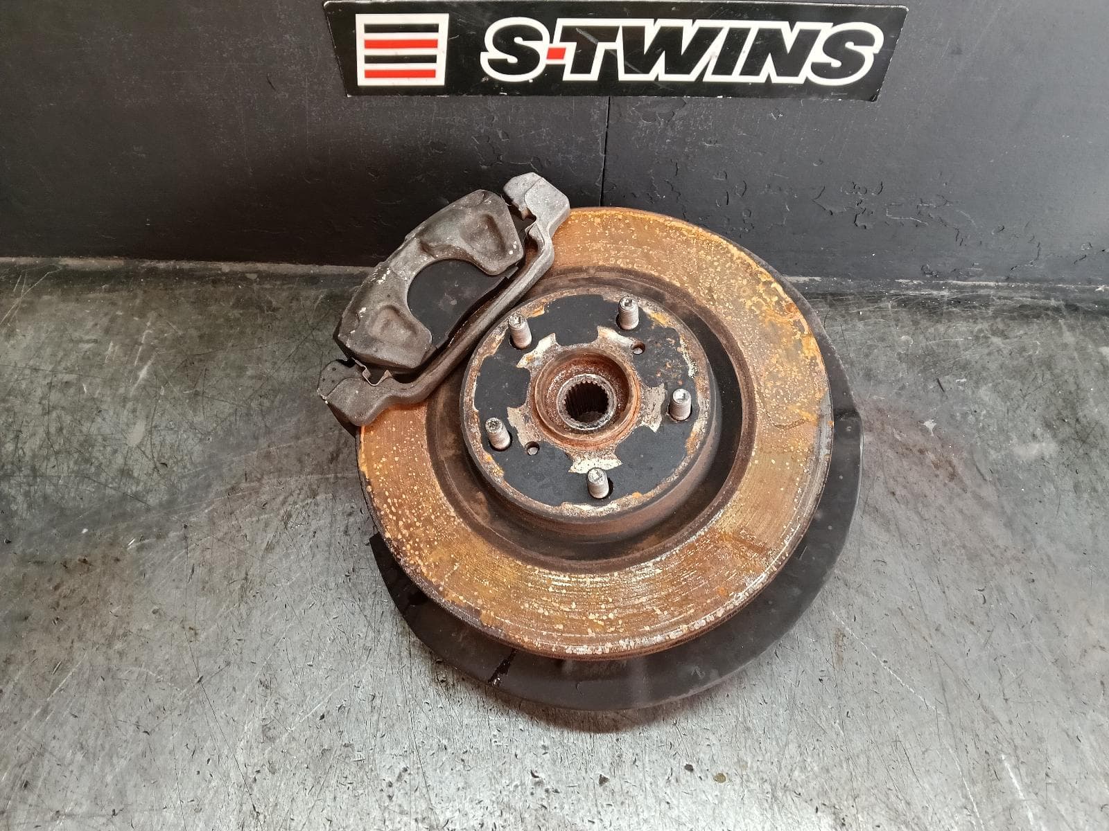 Used auto part listing image: 2012 TOYOTA CAMRY LEFT FRONT HUB ASSEMBLY ASV50, NON HEV, 11/11-10/17 0000413024