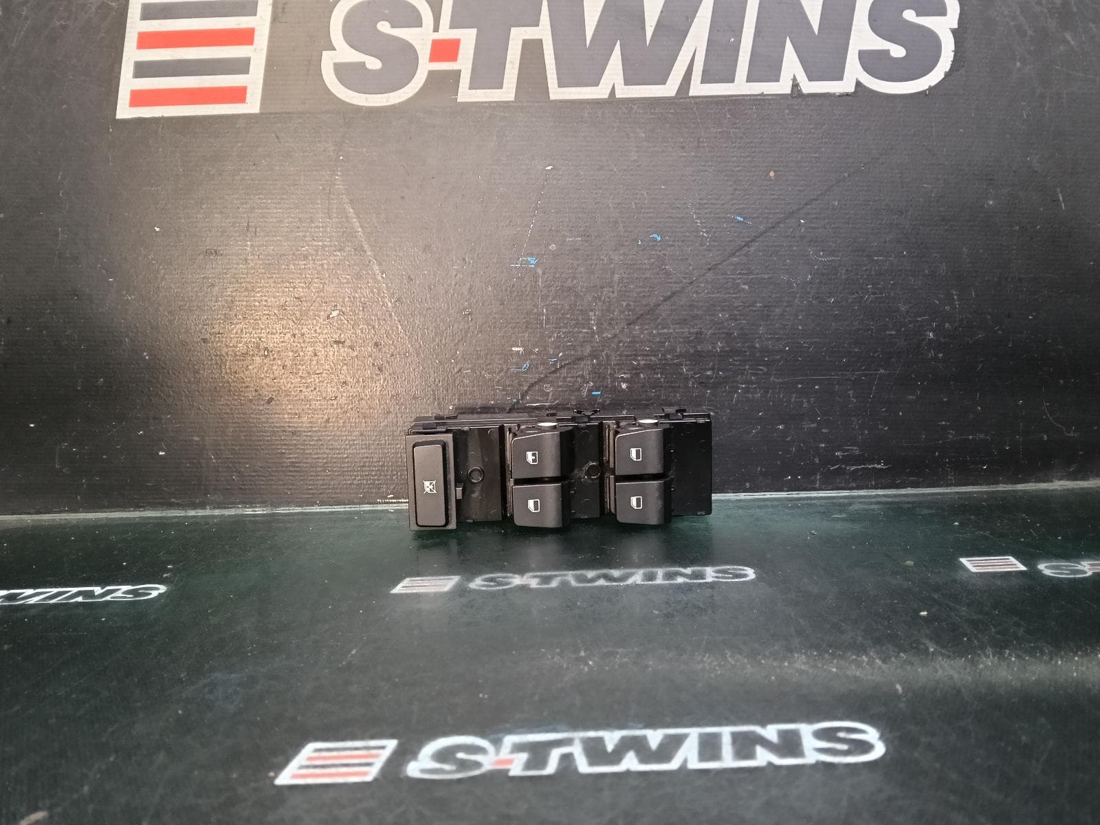 Used auto part listing image: 2018 HYUNDAI I30 PWR DR WIND SWITCH PD, RH FRONT (MASTER SWITCH), W/ AUTO TYPE (DRIVER SIDE ONLY), HATCH/FASTBACK/WAGON, 03/17-12/25 0000413311