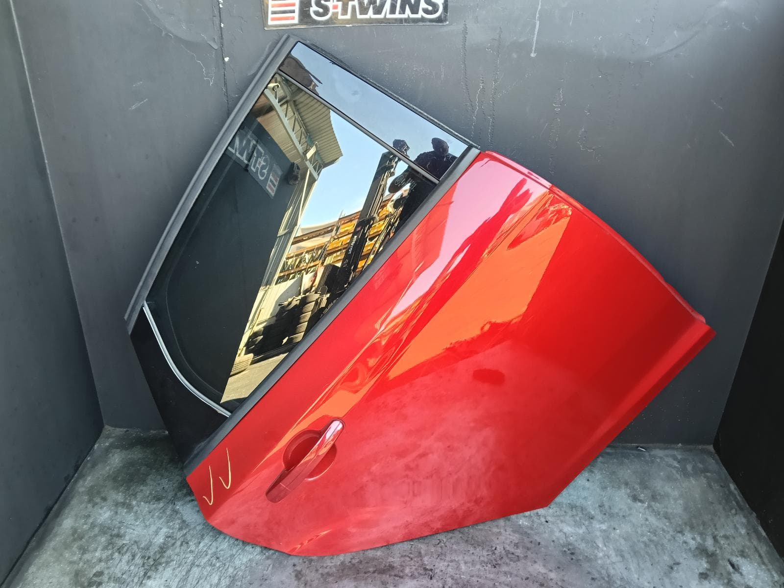 Used auto part listing image: 2015 FORD FOCUS RIGHT REAR DOOR SLIDING LZ, HATCH/SEDAN, VIN MPB, TREND/SPORT/TITANIUM, 07/15-11/18 0000413600