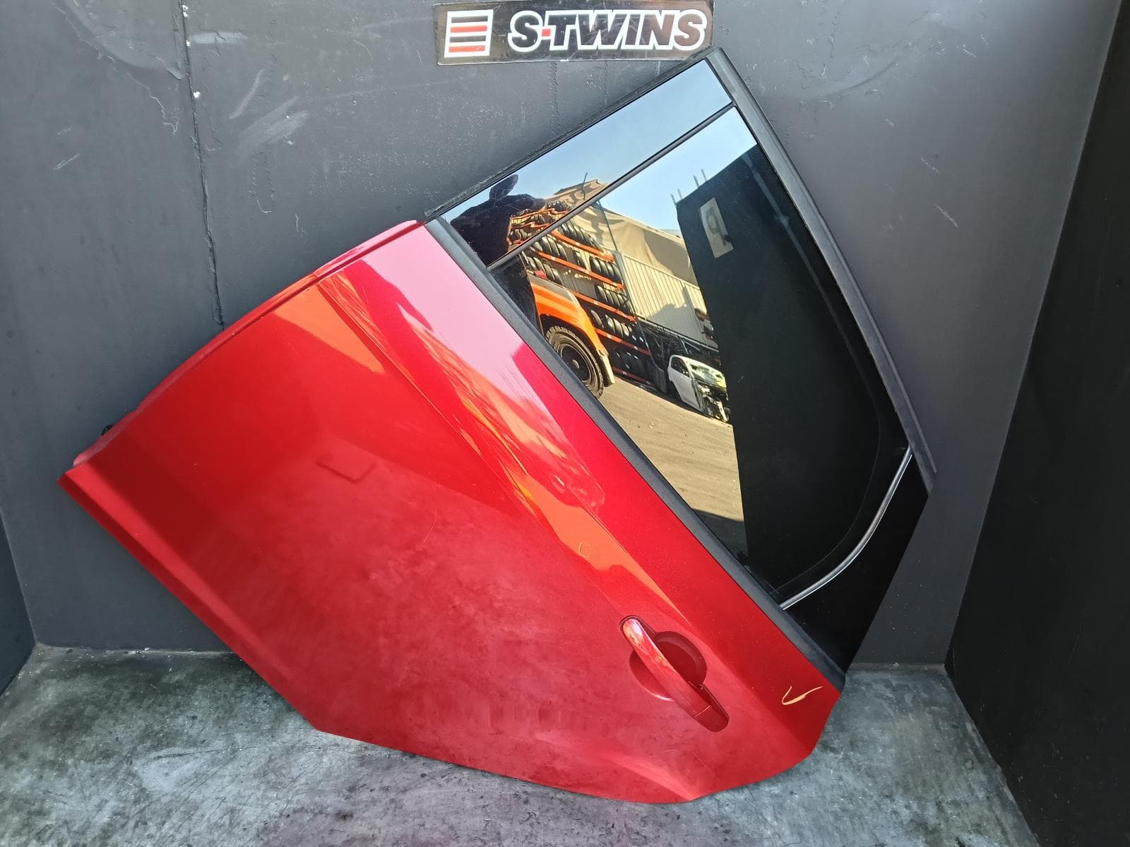 Used auto part listing image: 2015 FORD FOCUS LEFT REAR DOOR SLIDING LZ, HATCH/SEDAN, VIN MPB, TREND/SPORT/TITANIUM, 07/15-11/18 0000413599