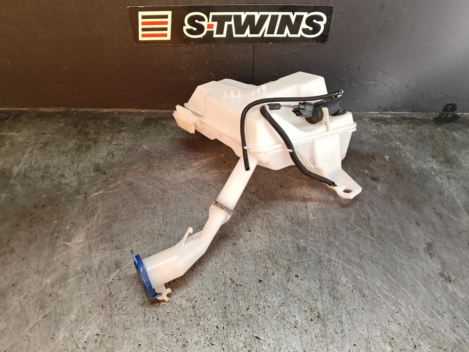 Used auto part listing image: 2015 FORD FOCUS WASHER BOTTLE LW, 08/11-08/15 0000413759