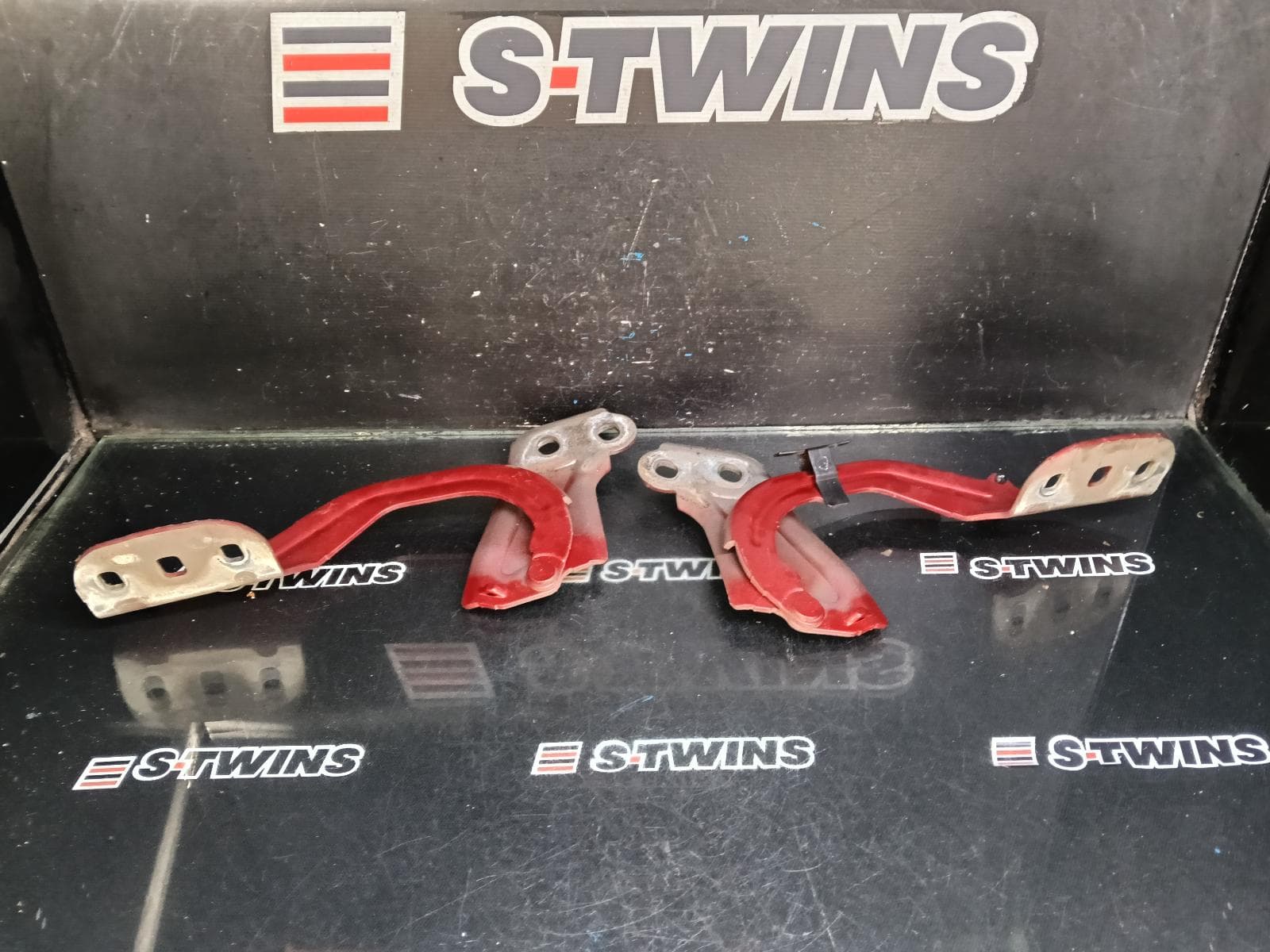 Used auto part listing image: 2015 FORD FOCUS BONNET HINGE STRUT HINGES (PAIR), LZ, 10/14-11/18 0000413752