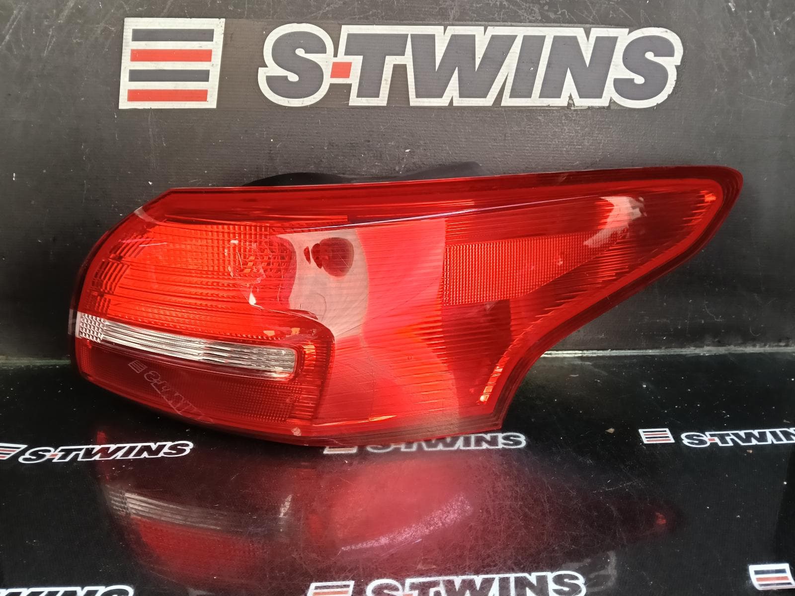 Used auto part listing image: 2015 FORD FOCUS RIGHT TAILLIGHT LZ, SEDAN, NON LED TYPE, 07/15-11/18 0000413747