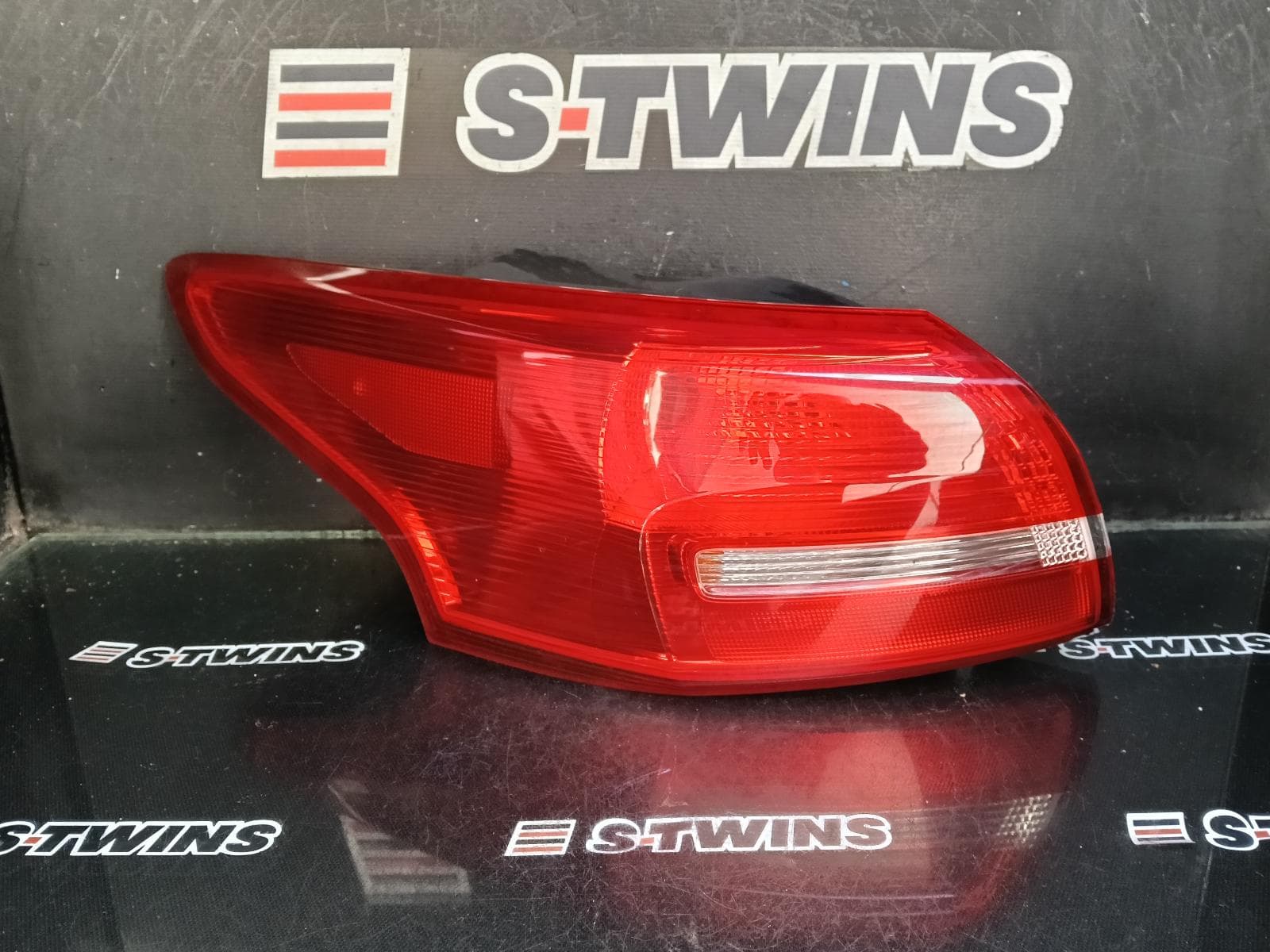 Used auto part listing image: 2015 FORD FOCUS LEFT TAILLIGHT LZ, SEDAN, NON LED TYPE, 07/15-11/18 0000413746
