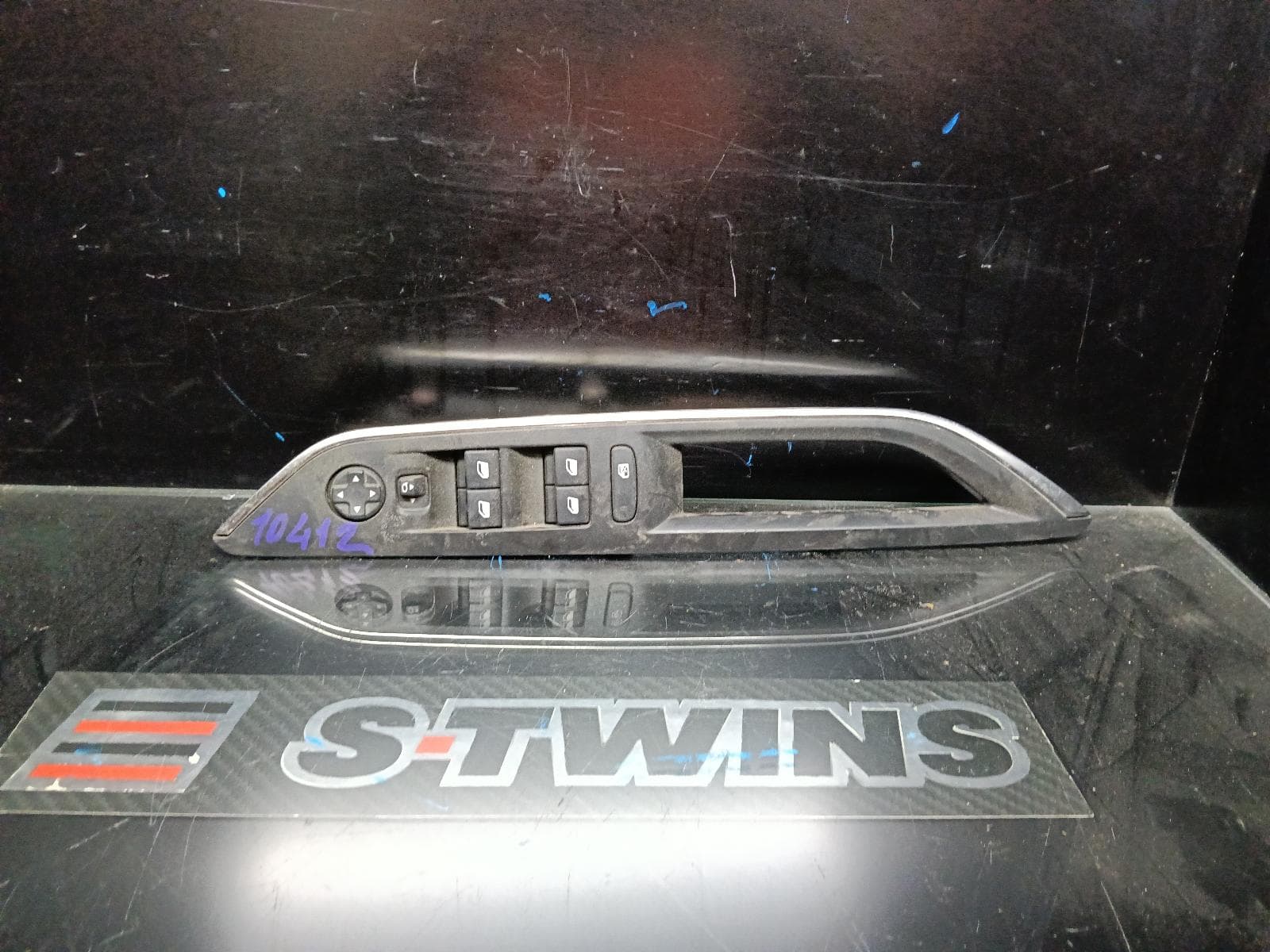 Used auto part listing image: 2017 PEUGEOT 3008 PWR DR WIND SWITCH P84, RH FRONT (MASTER SWITCH), POWER FOLD TYPE, P/N 96788273ZD, 10/16-10/17 0000412814