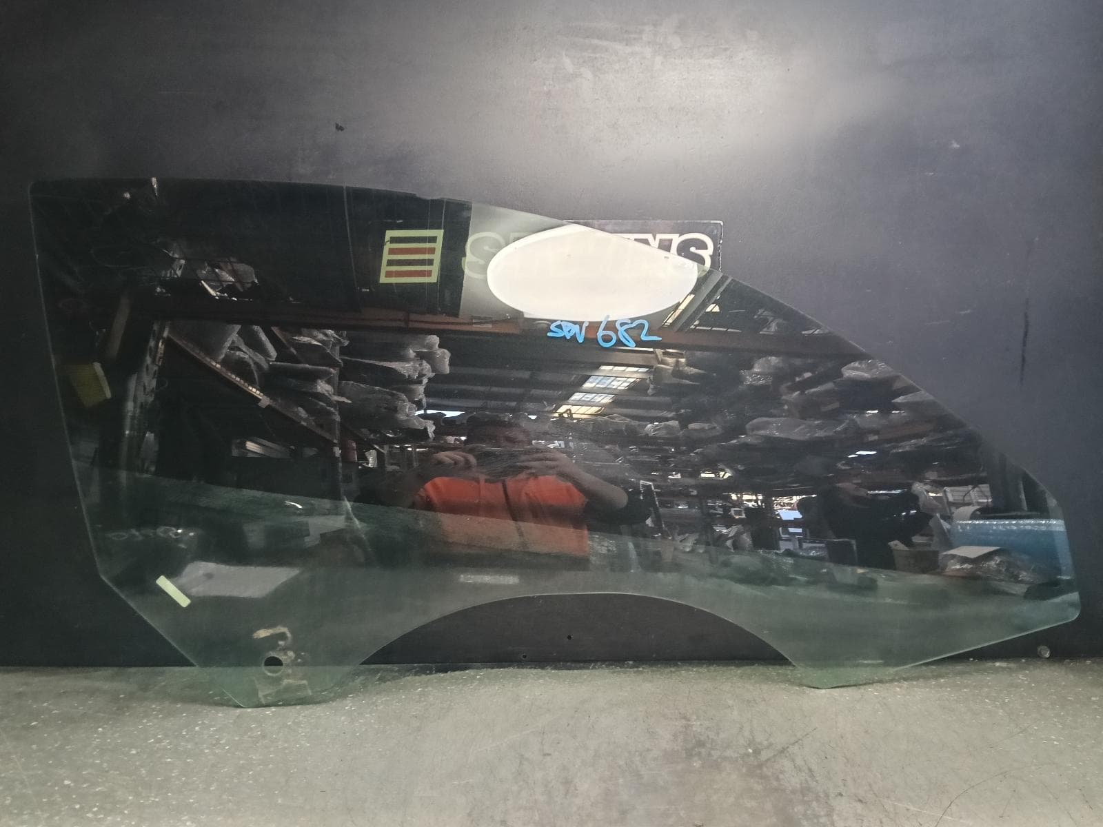 Used auto part listing image: 2017 FORD MUSTANG RIGHT FRONT DOOR WINDOW FM-FN, 08/15-04/23 0000412945